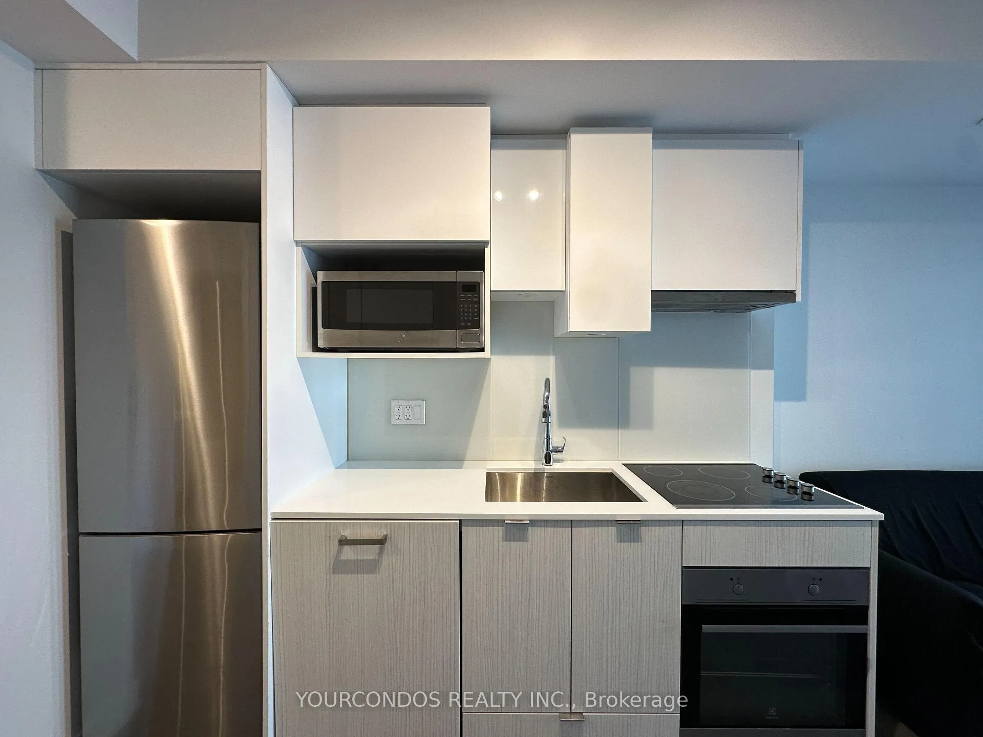 Photo 3 of Unit 813, 195 Redpath Avenue, Toronto, Mount Pleasant West — HOMEH