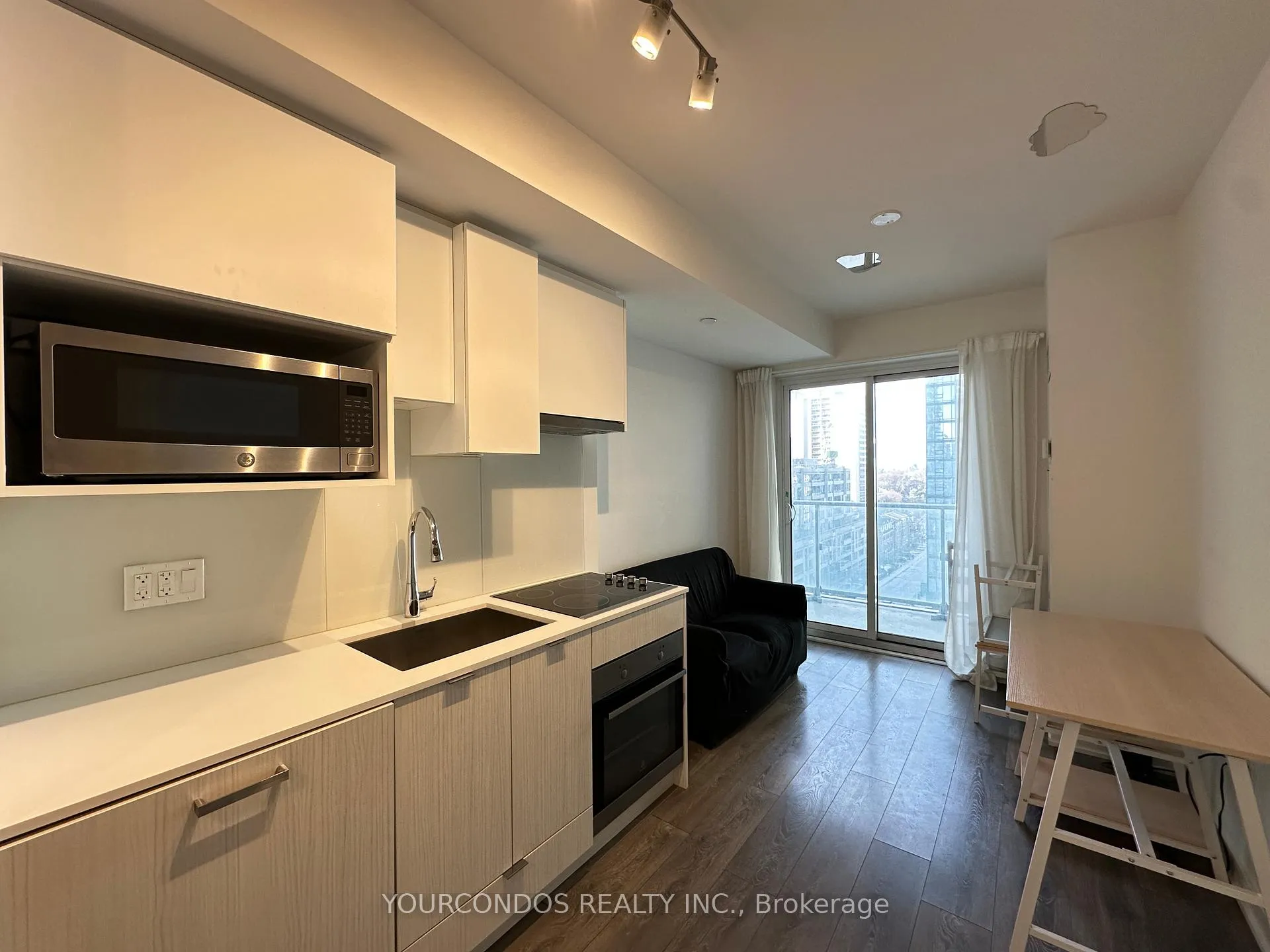 Photo 4 of Unit 813, 195 Redpath Avenue, Toronto, Mount Pleasant West — HOMEH