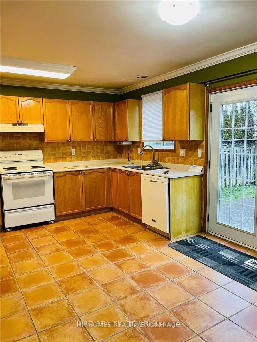 Photo 7 of 3 Irish Lane, Barrie, Grove East — HOMEH