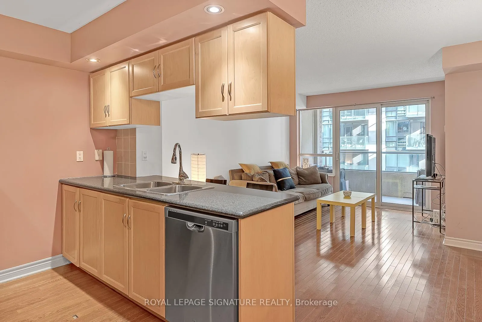 Front of Unit 710, 270 Wellington Street W