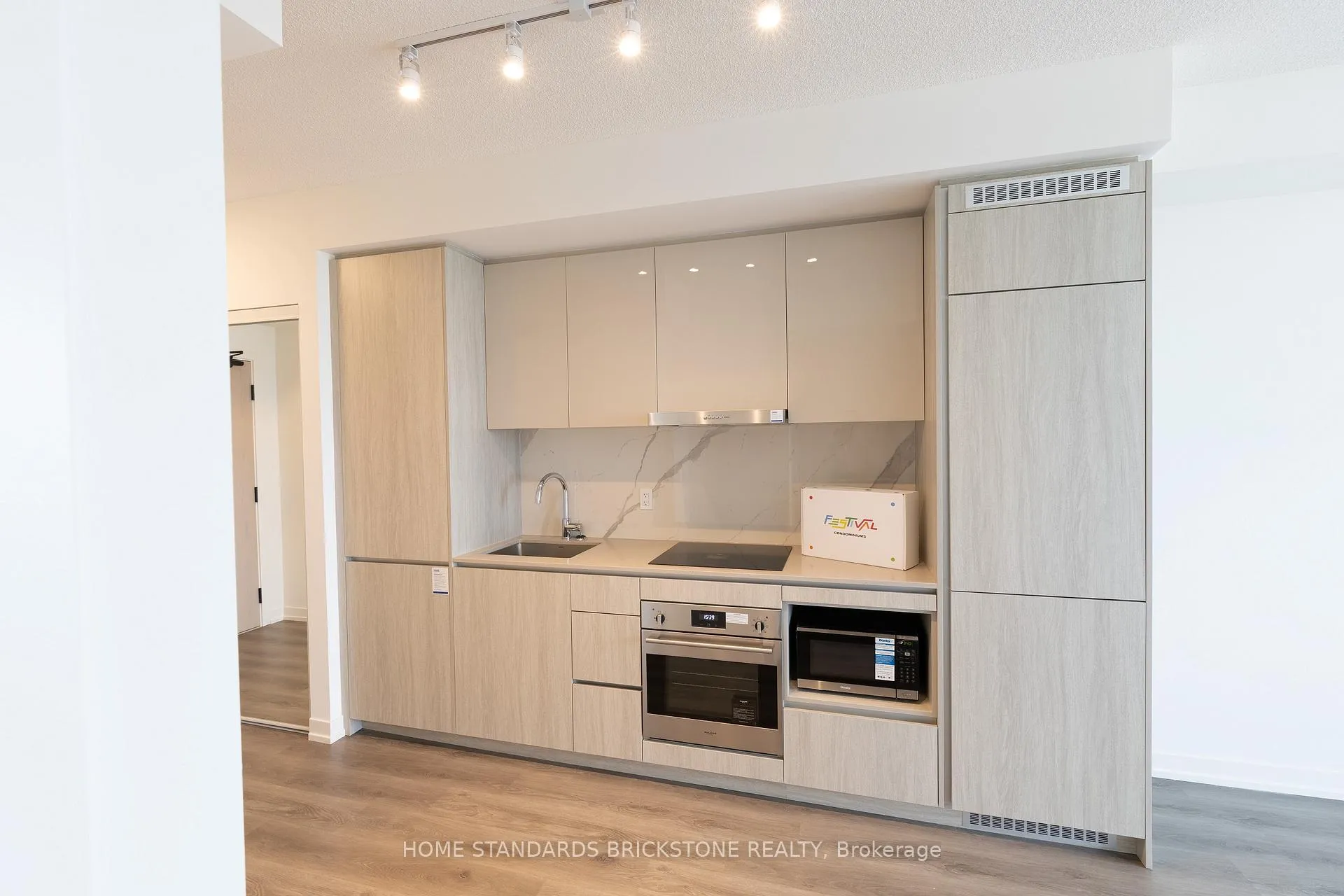 Photo 7 of Unit 3707, 28 Interchange Way W, Vaughan, Vaughan Corporate Centre — HOMEH