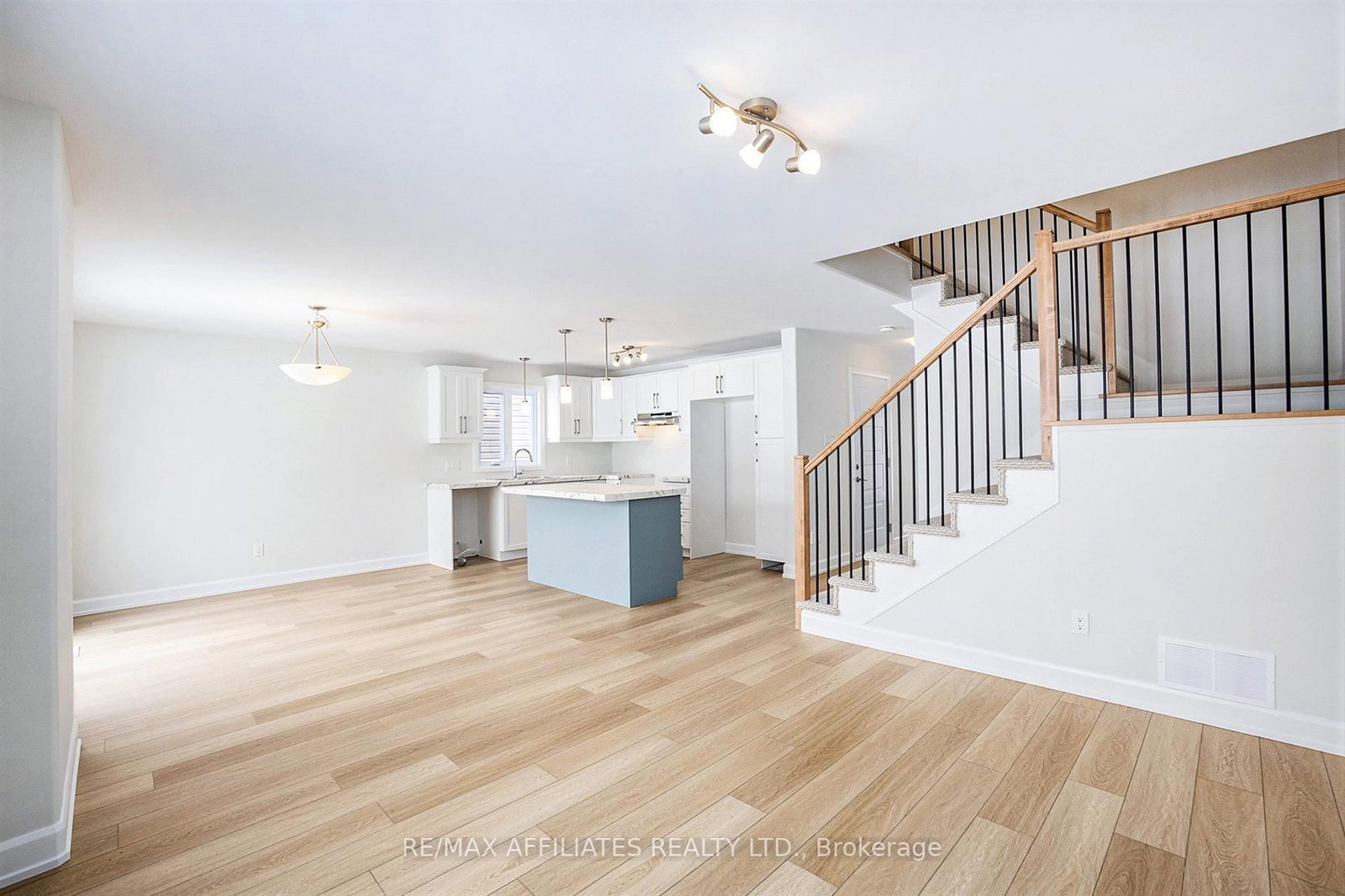 Photo 7 of 909 CHABLIS Cres, Russell, Embrun — HOMEH
