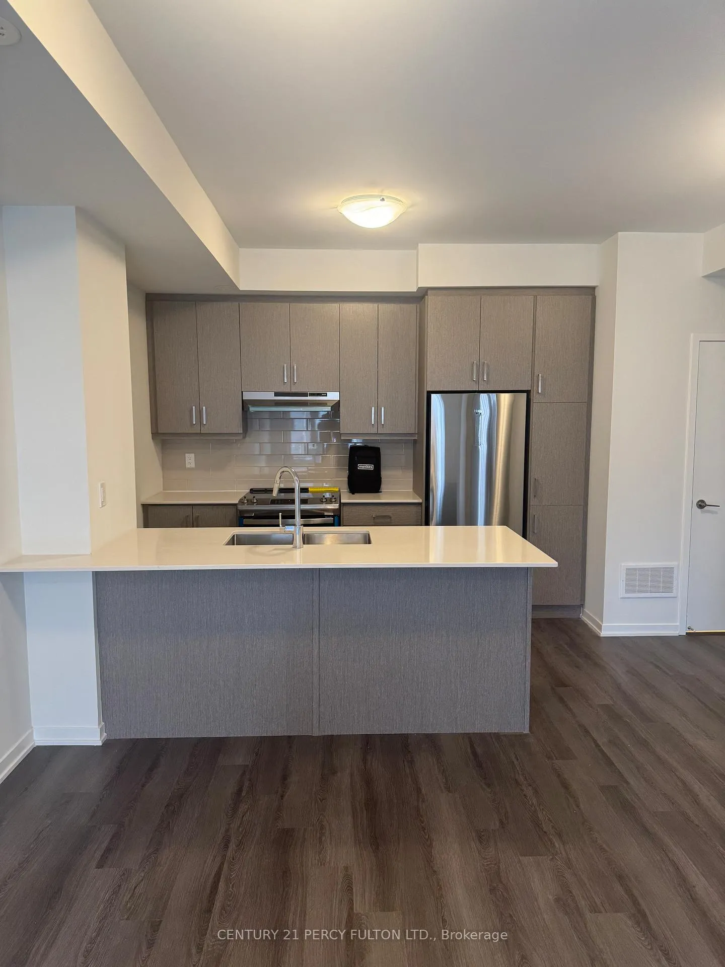 Photo 3 of Unit TH 310, 130 Honeycrisp Crescent, Vaughan, Concord — HOMEH