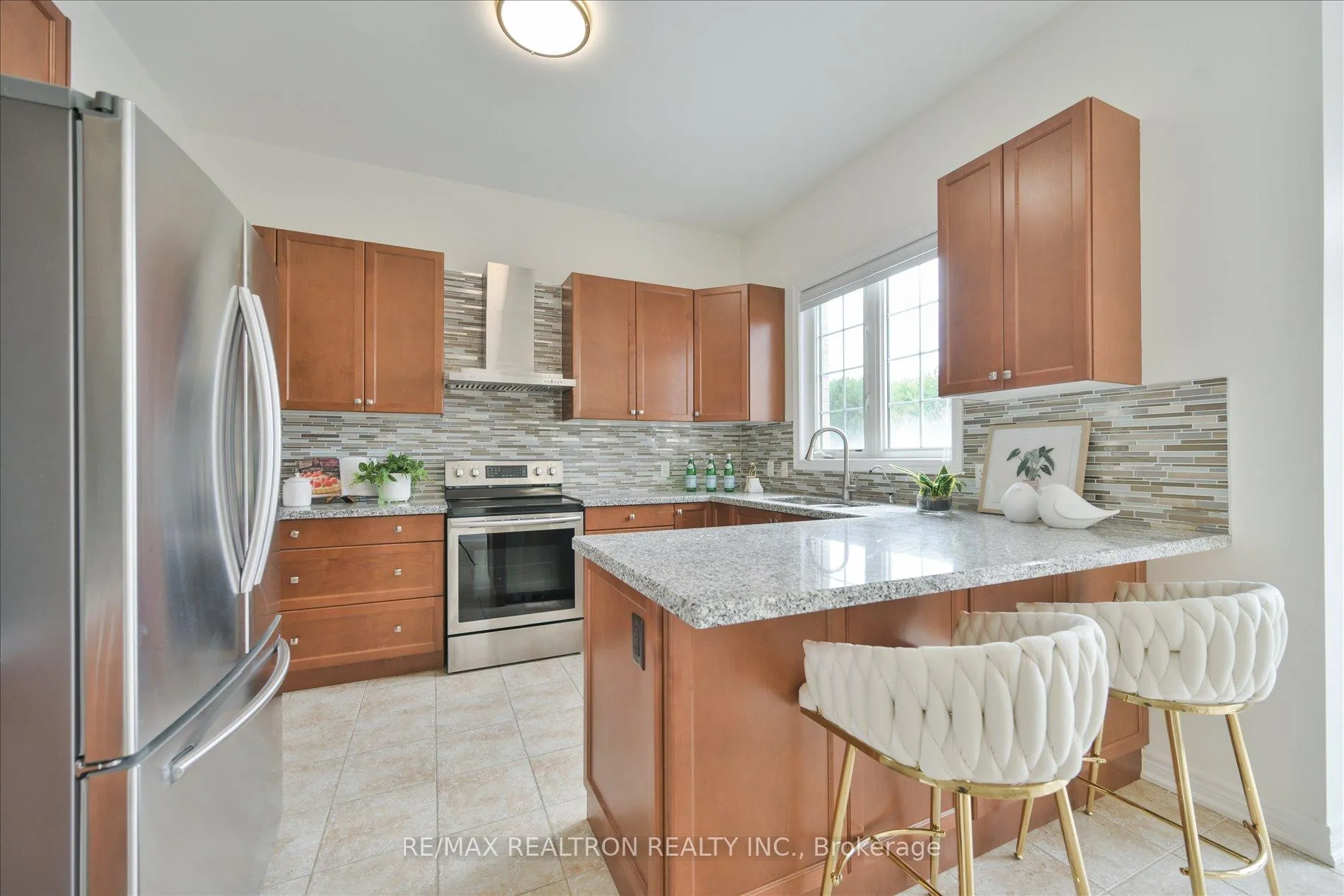 Photo 14 of 150 Crane Street, Aurora, Rural Aurora — HOMEH