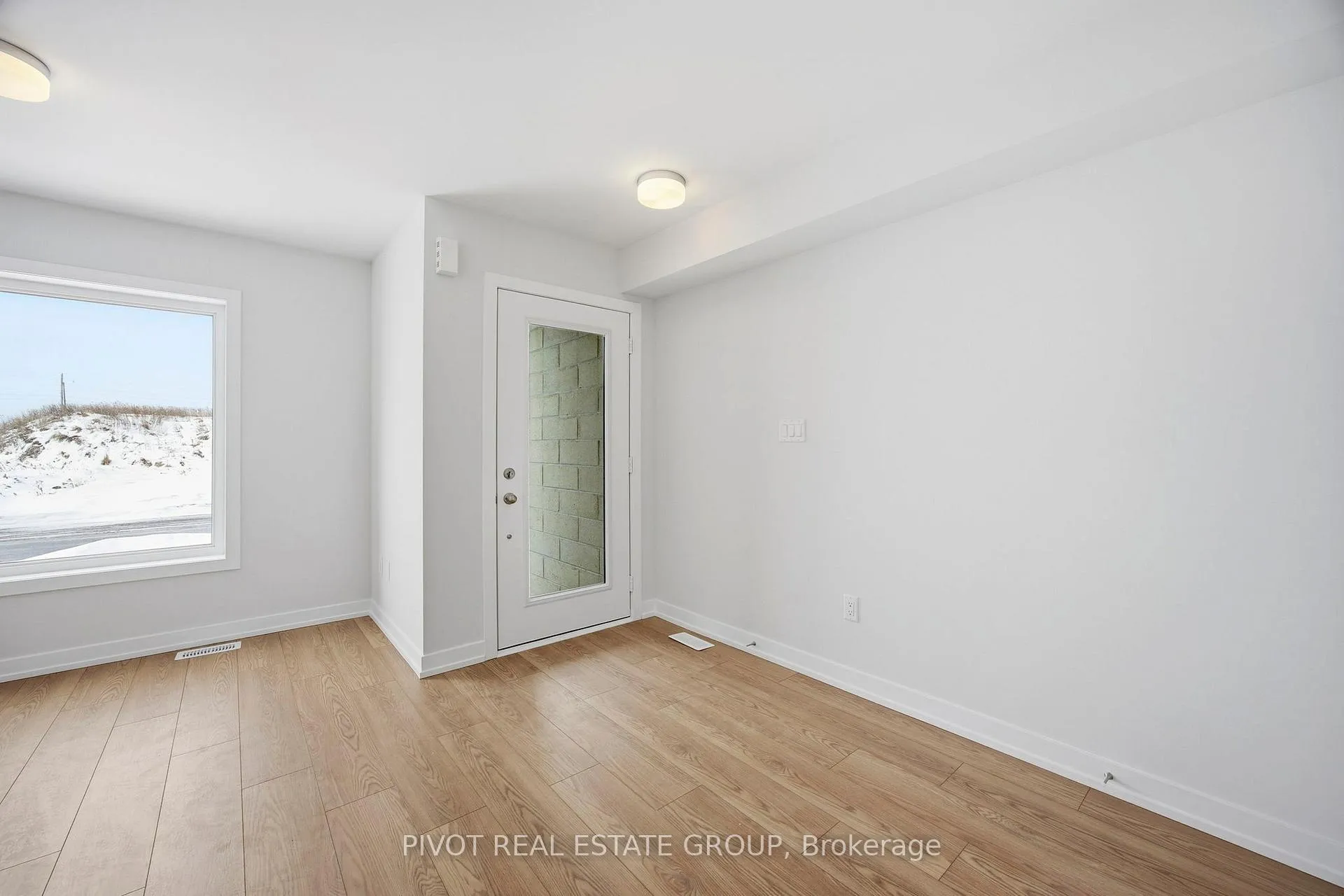 Photo 3 of 16 Pluto Way, Whitby, Brooklin — HOMEH