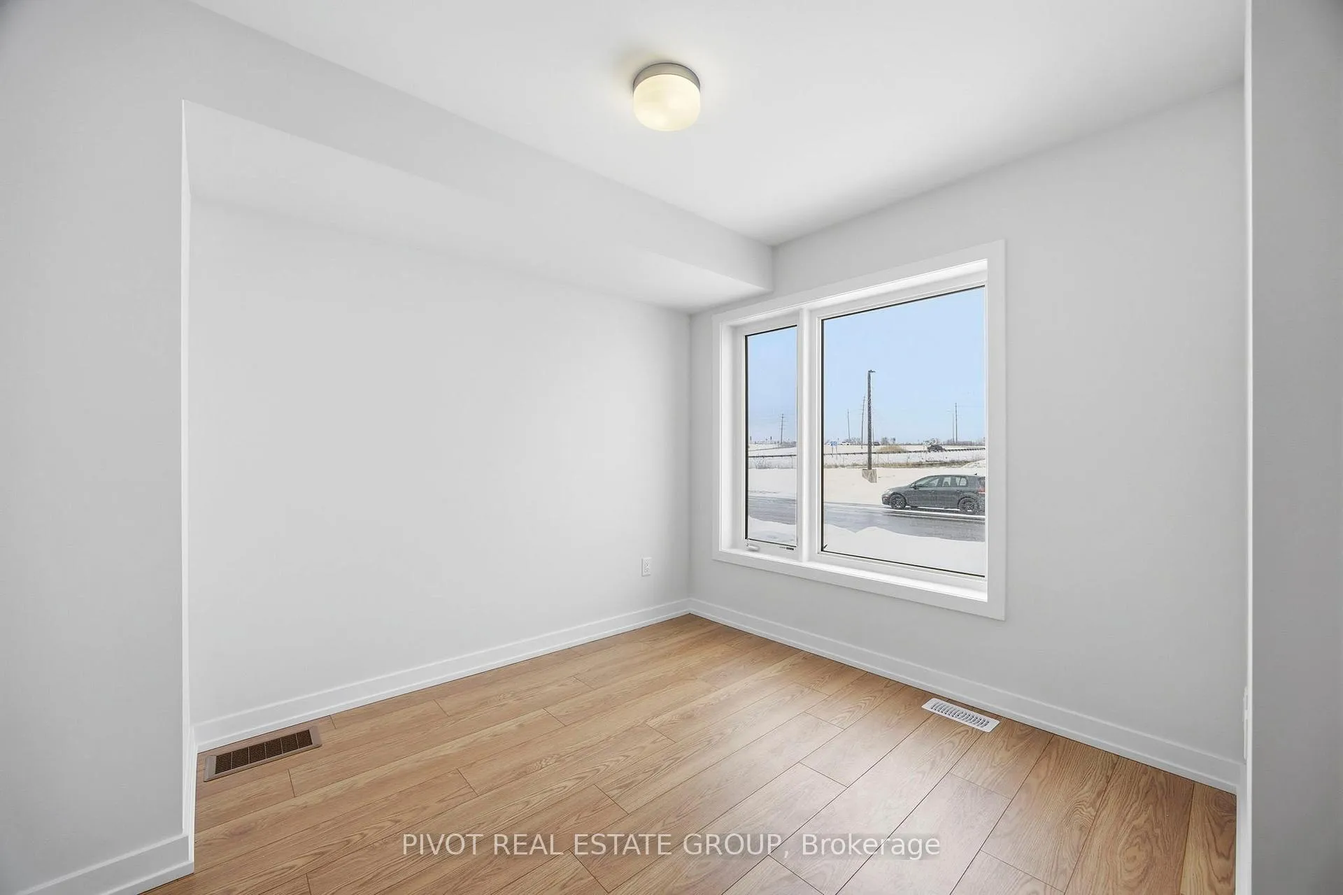 Photo 4 of 16 Pluto Way, Whitby, Brooklin — HOMEH