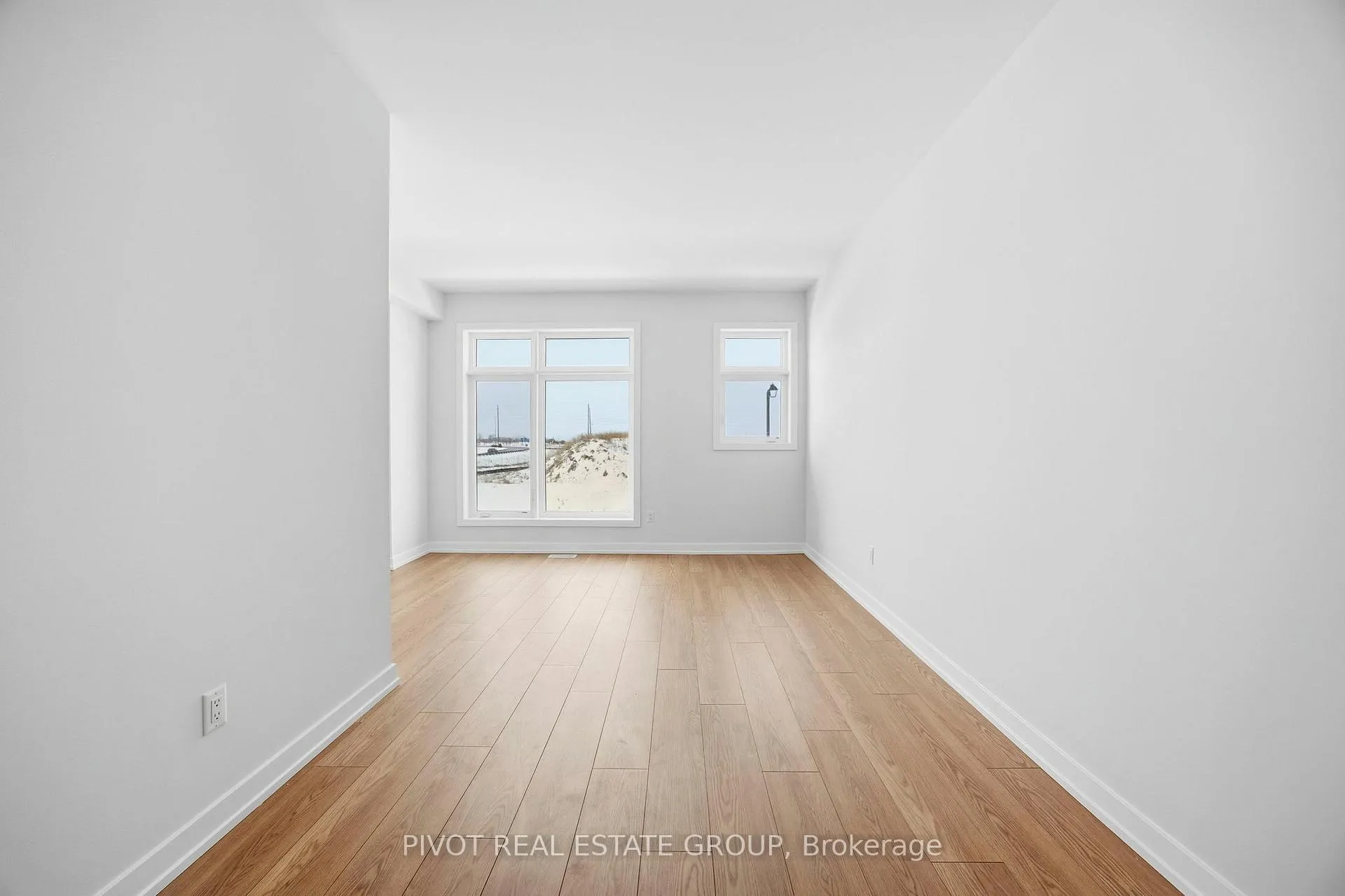 Photo 9 of 16 Pluto Way, Whitby, Brooklin — HOMEH