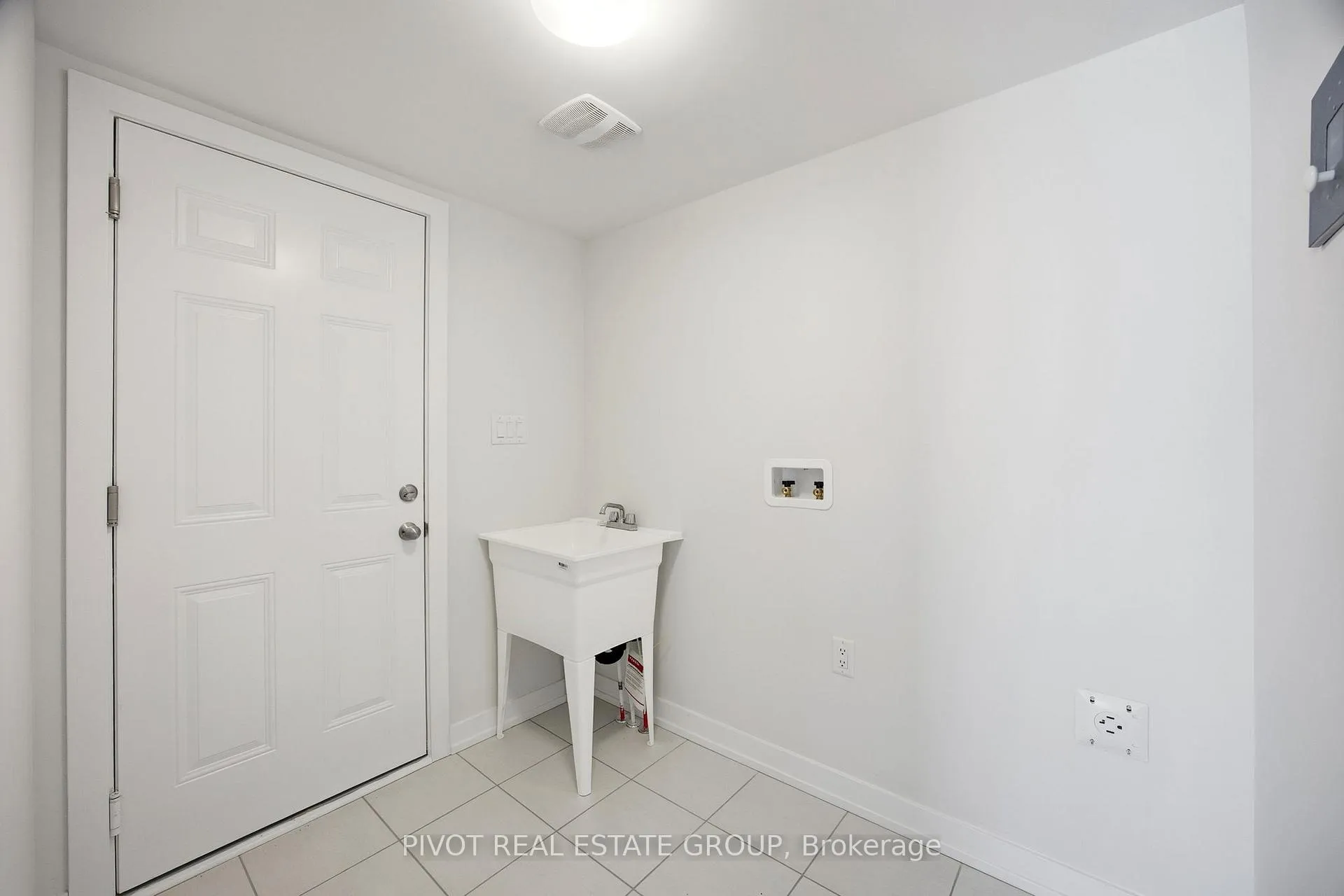 Photo 3 of 46 Observatory Way, Whitby, Brooklin — HOMEH
