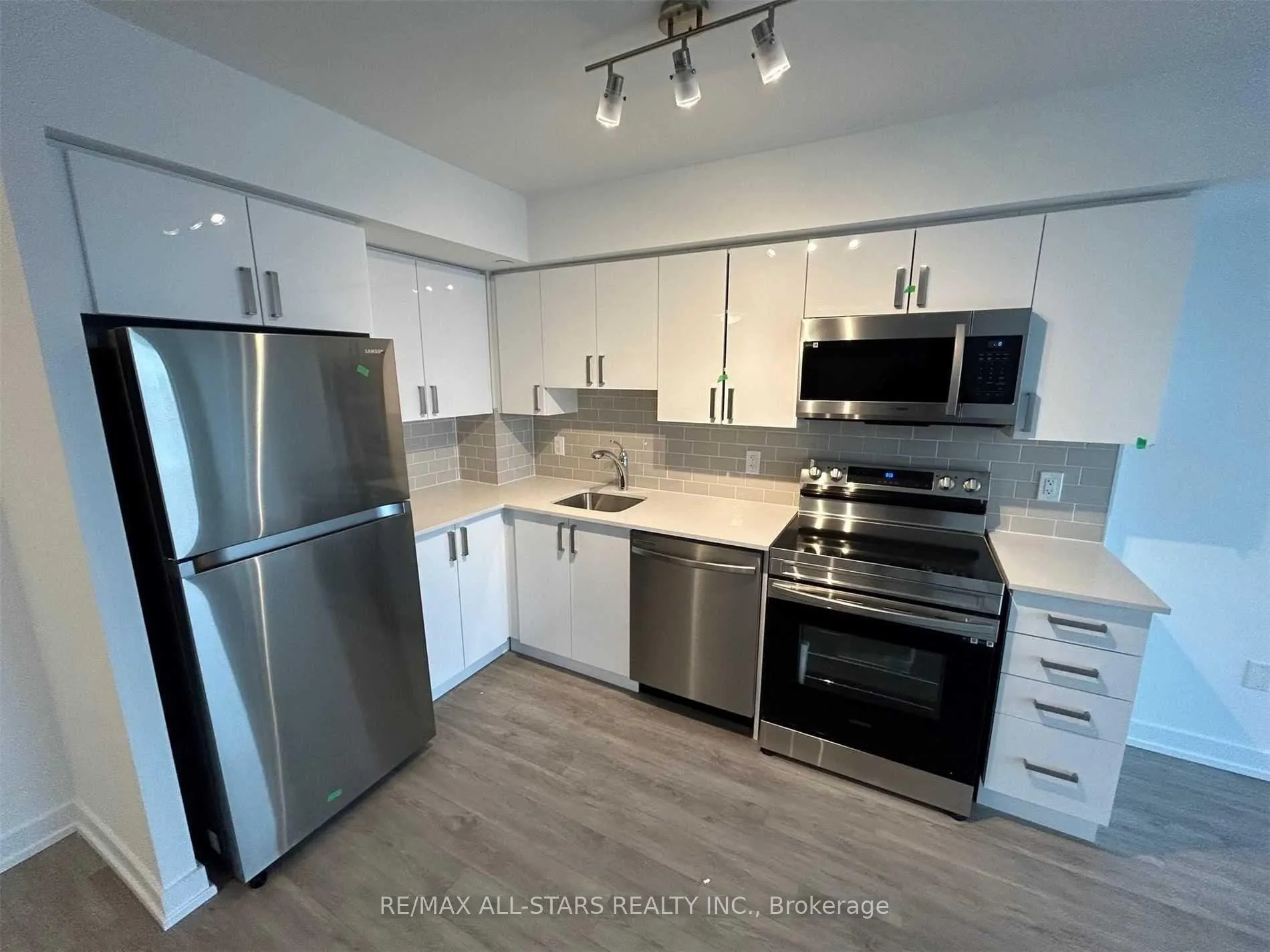 Photo 5 of Unit 1102, 1480 Bayly Street, Pickering, Bay Ridges — HOMEH