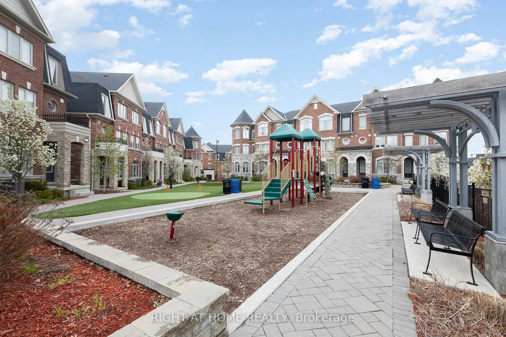 Photo 4 of Unit 124, 1331 Major Mackenzie Drive W, Vaughan, Patterson — HOMEH