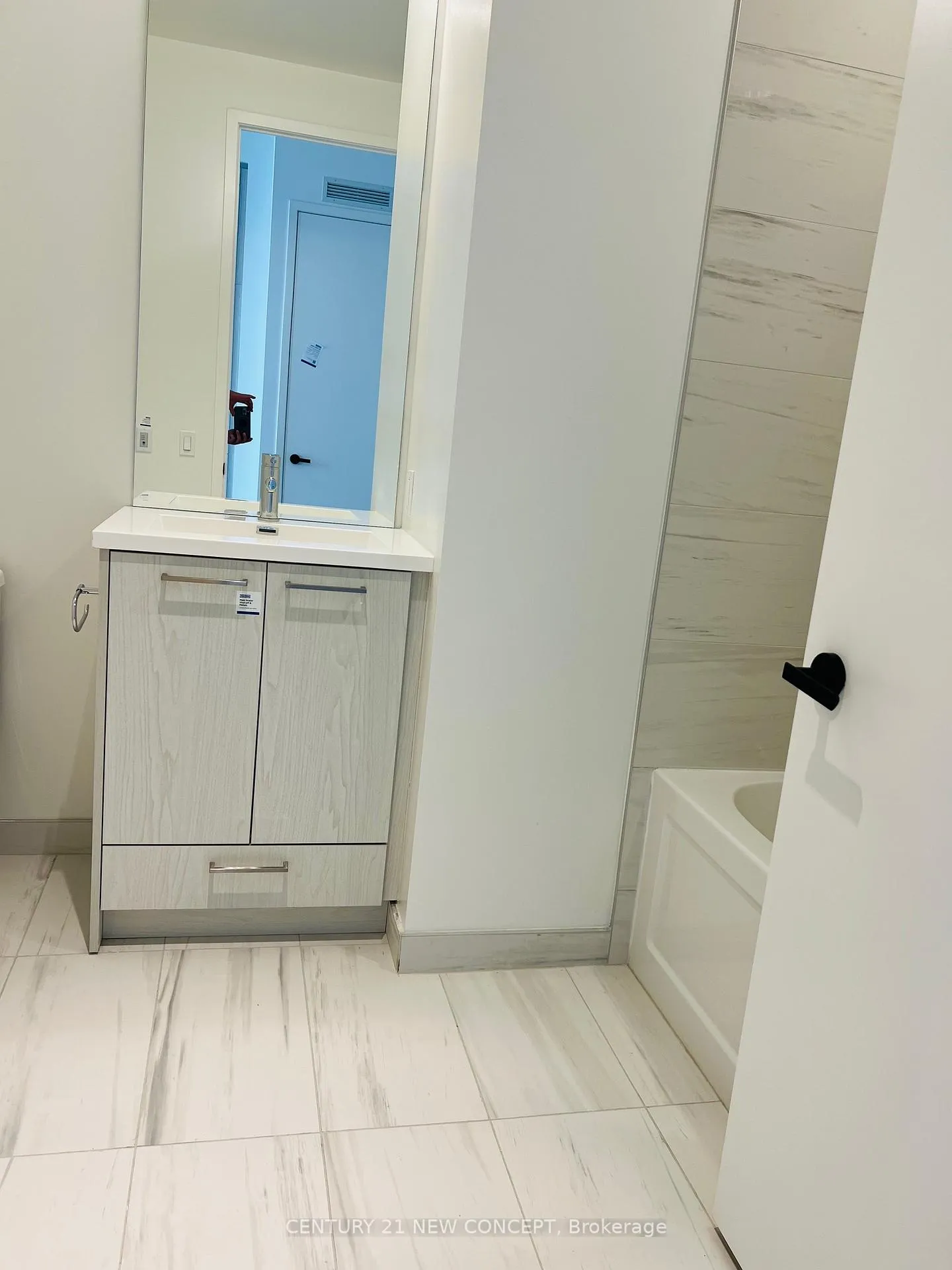 Photo 9 of Unit 616, 28 Interchange Way, Vaughan, Vaughan Corporate Centre — HOMEH
