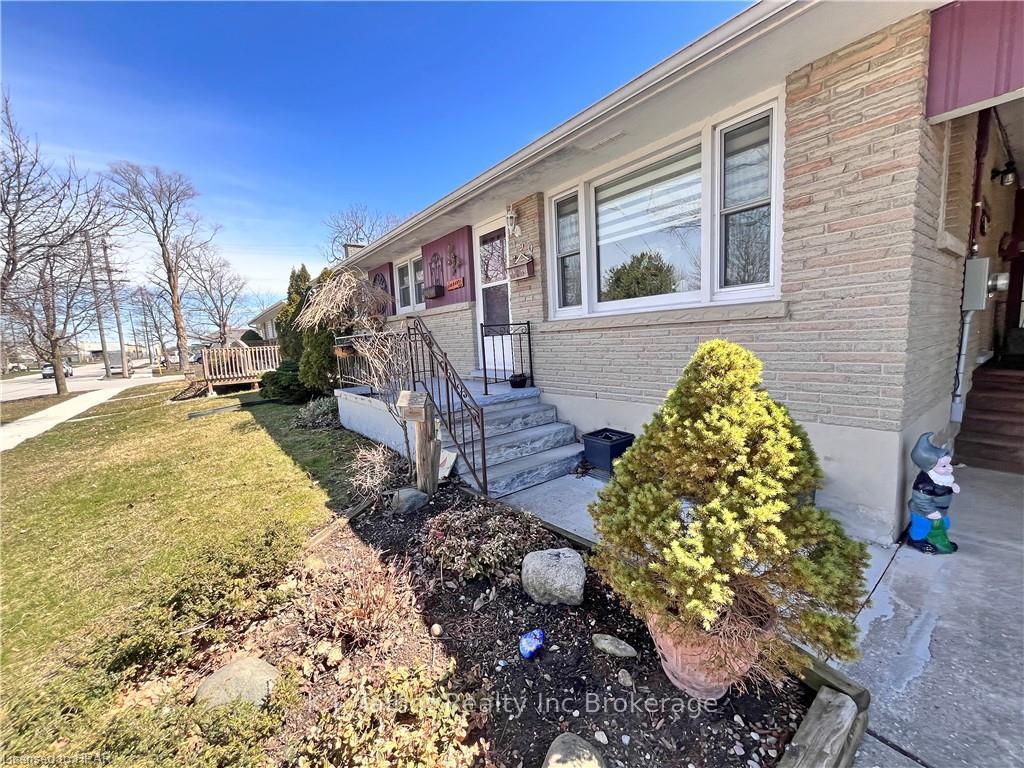 Photo 2 of 190 Oxford Street, Goderich, Goderich (Town) — HOMEH