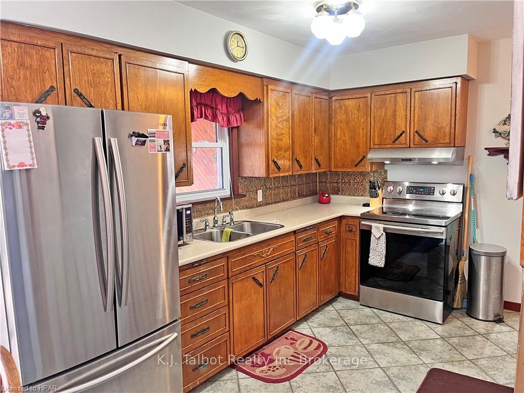 Photo 4 of 190 Oxford Street, Goderich, Goderich (Town) — HOMEH