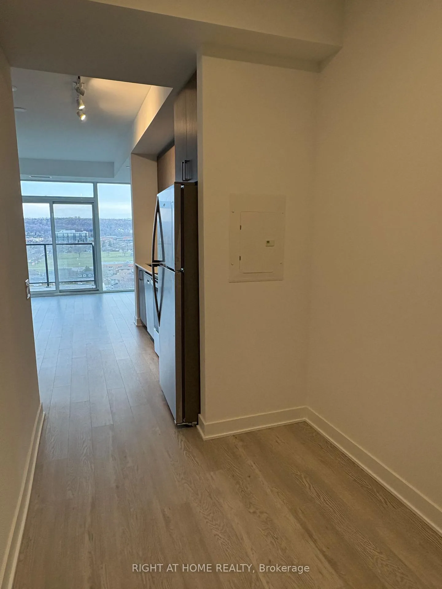 Photo 3 of Unit 1101, 2782 Barton Street E, Hamilton, Riverdale — HOMEH