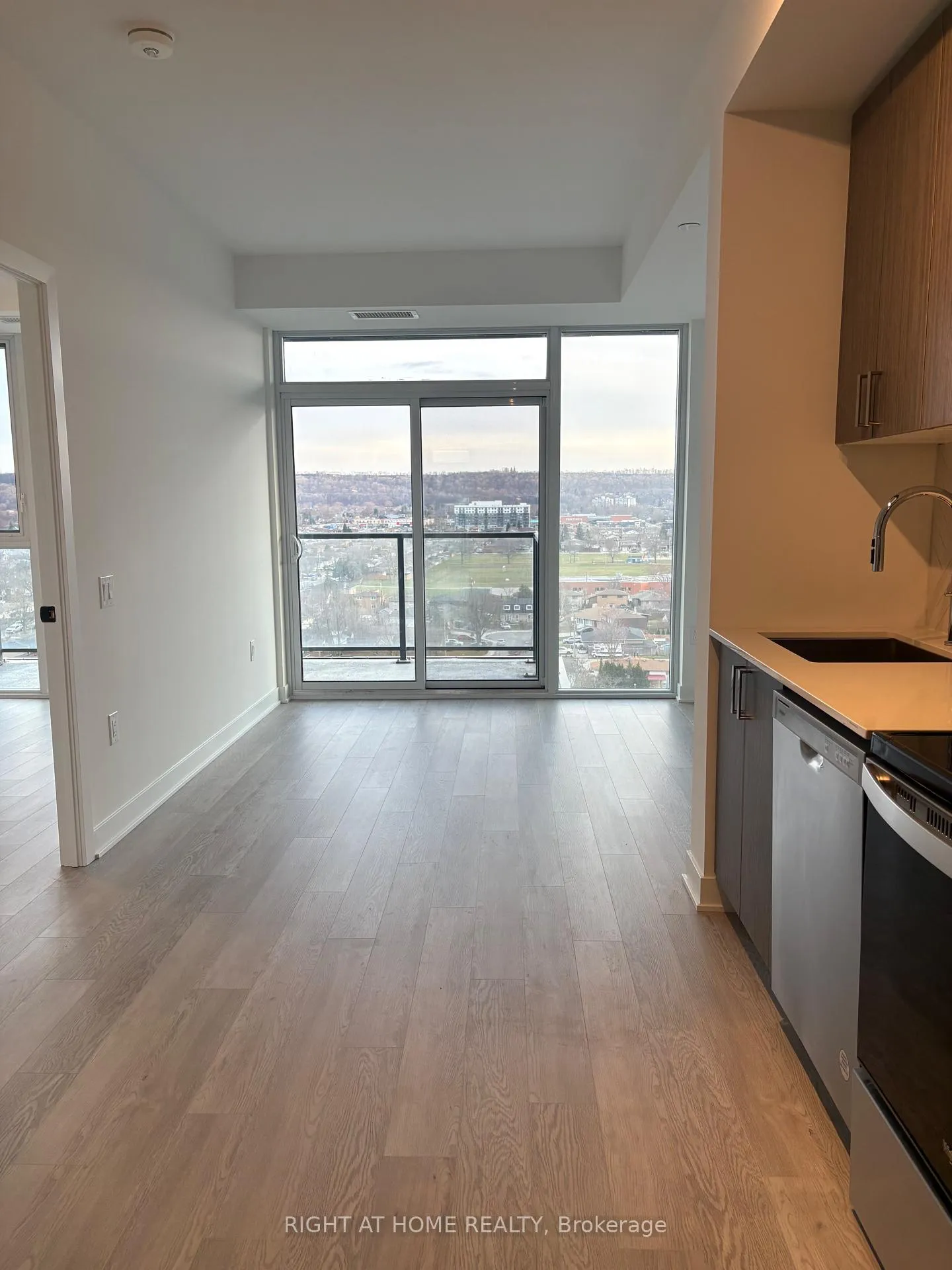 Photo 7 of Unit 1101, 2782 Barton Street E, Hamilton, Riverdale — HOMEH