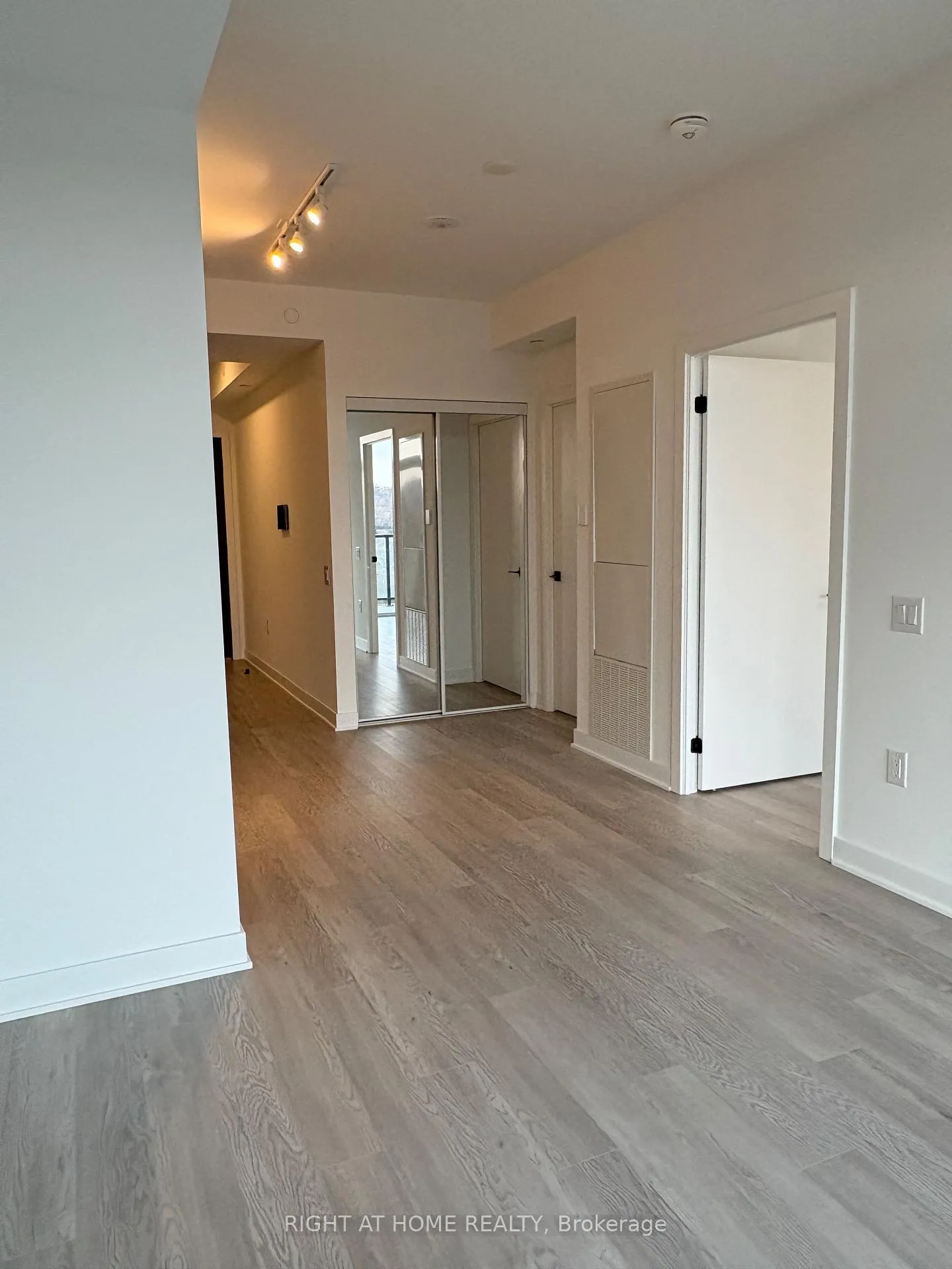Photo 9 of Unit 1101, 2782 Barton Street E, Hamilton, Riverdale — HOMEH