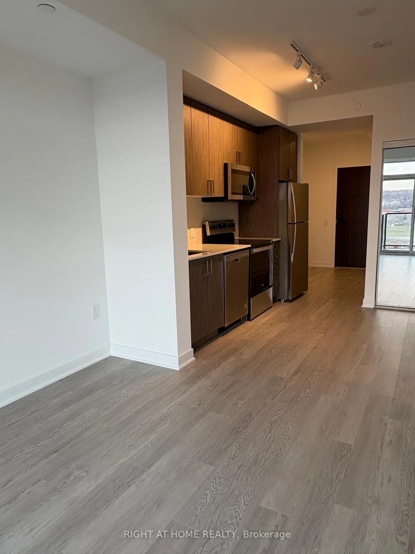 Photo 10 of Unit 1101, 2782 Barton Street E, Hamilton, Riverdale — HOMEH