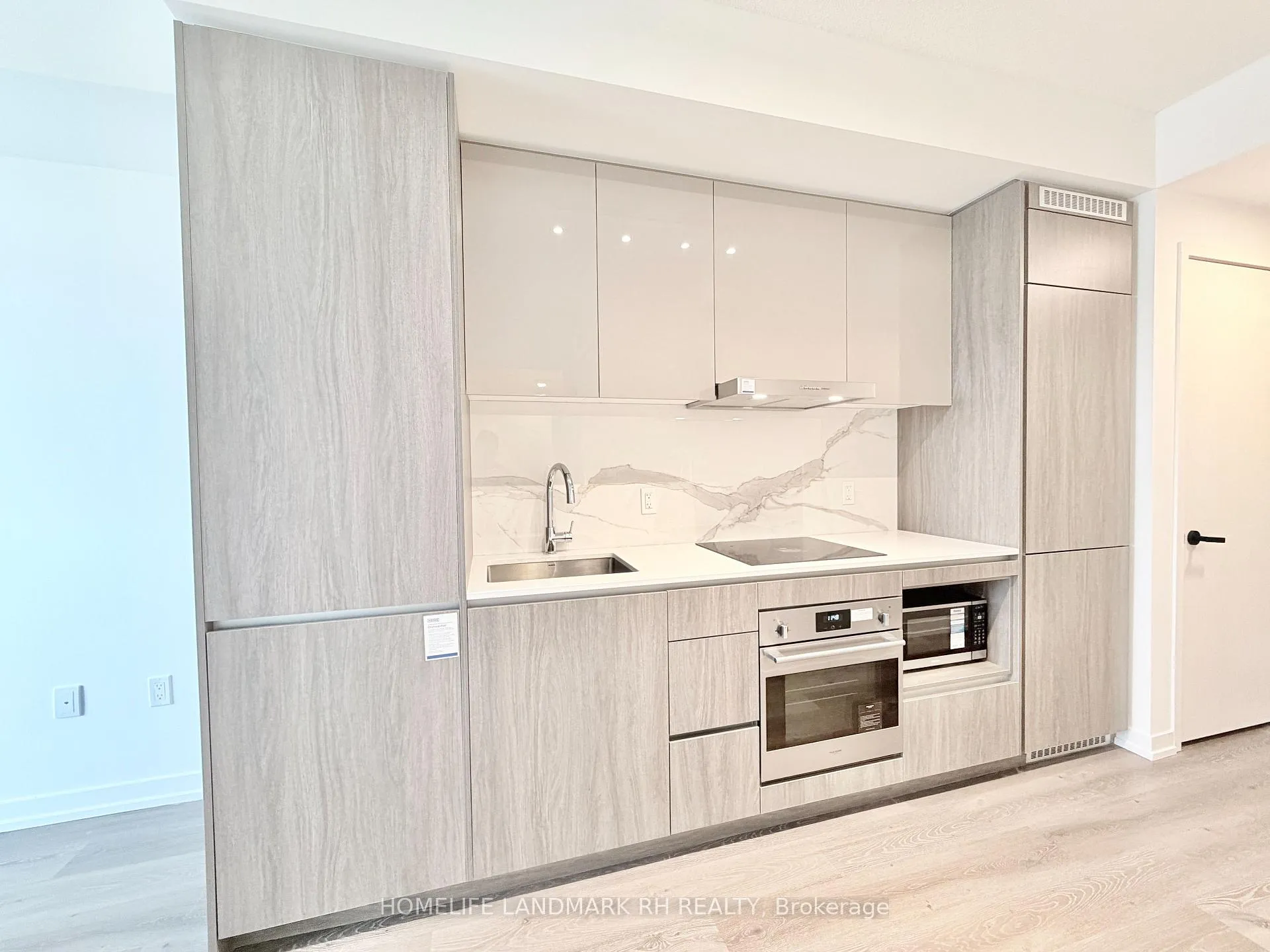 Photo 4 of Unit 915, 28 Interchange Way, Vaughan, Vaughan Corporate Centre — HOMEH