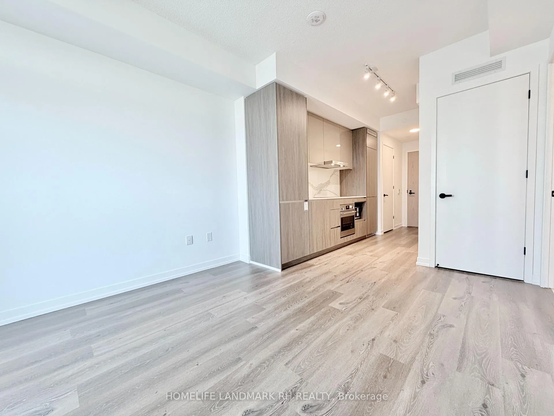 Photo 5 of Unit 915, 28 Interchange Way, Vaughan, Vaughan Corporate Centre — HOMEH