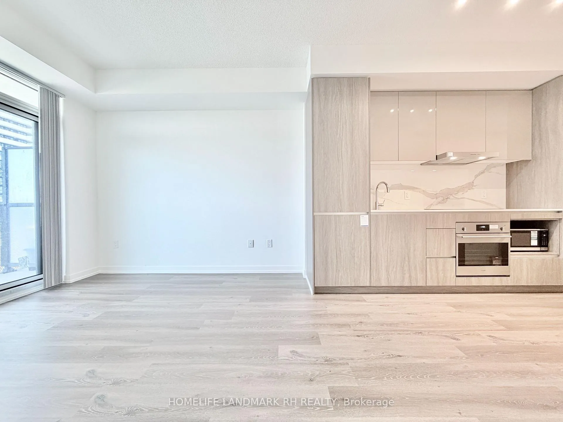Photo 6 of Unit 915, 28 Interchange Way, Vaughan, Vaughan Corporate Centre — HOMEH