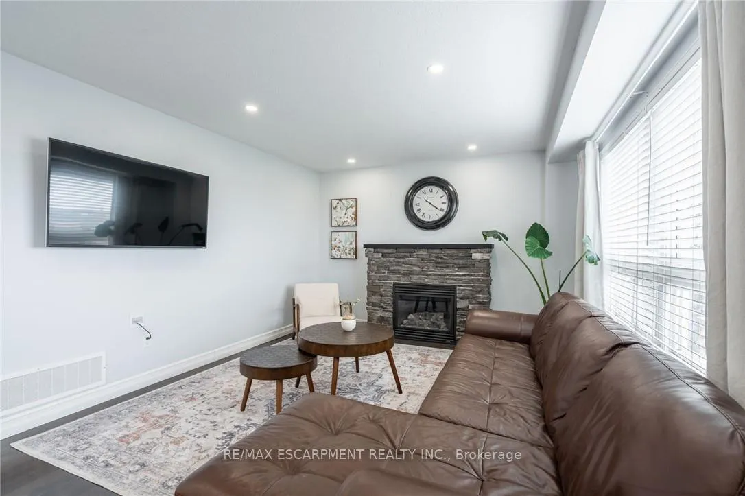 Photo 15 of 141 Voyager Pass, Hamilton, Binbrook — HOMEH