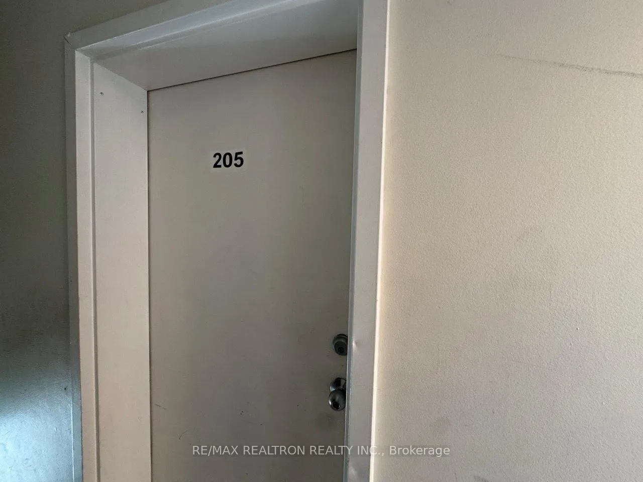 Photo 4 of Unit 205, 14810 Yonge Street, Aurora, Aurora Highlands — HOMEH