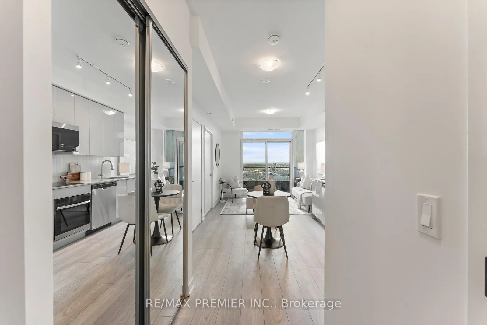 Photo 10 of Unit 1412, 10 Abeja Street, Vaughan, Concord — HOMEH