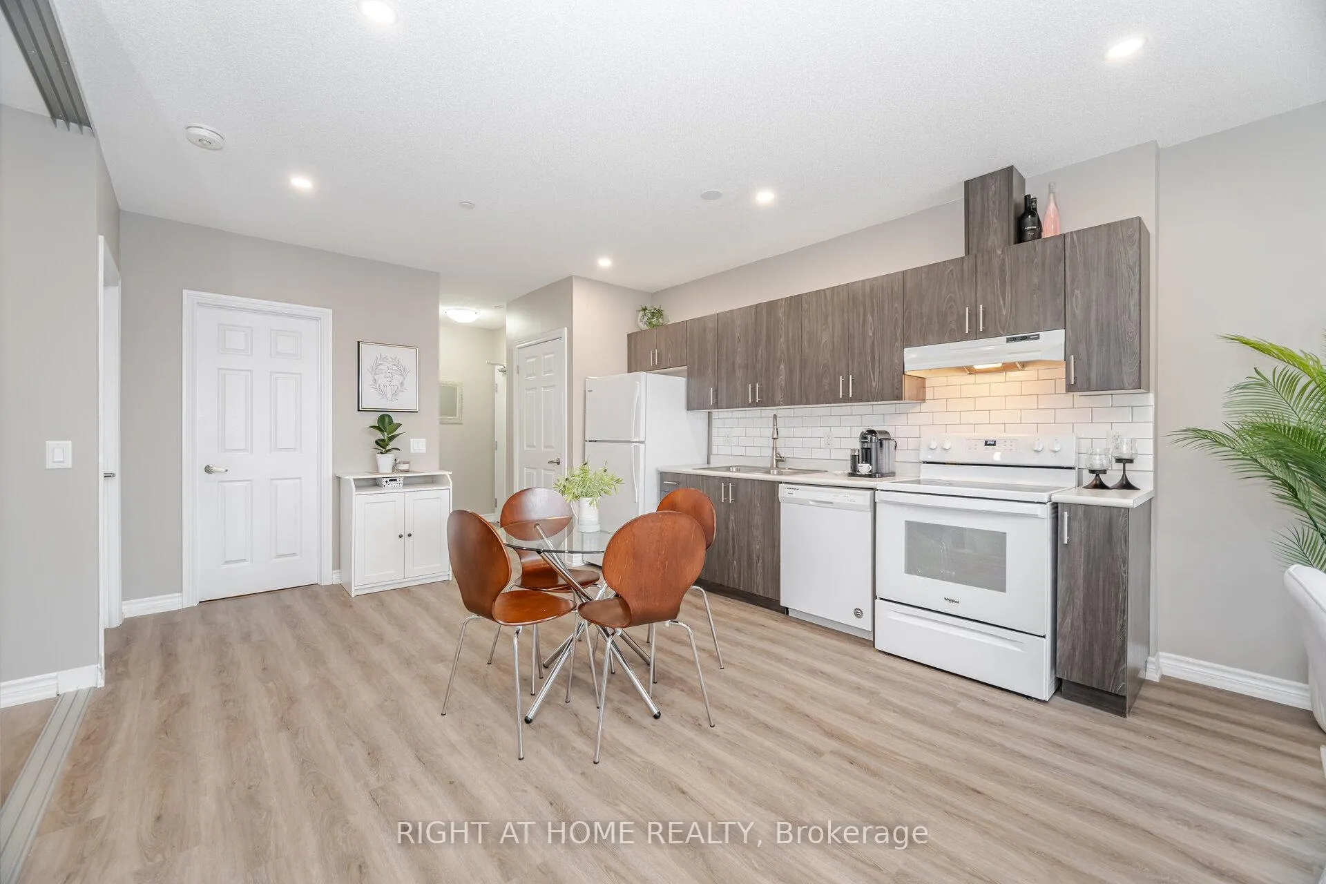 Photo 2 of Unit 101, 716 Main St E, Milton, Timberlea — HOMEH