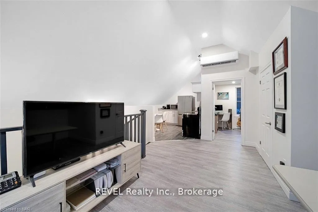 Photo 3 of MAIN/ 4102 Portage Road, Niagara Falls, Cherrywood — HOMEH