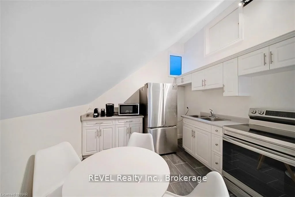 Photo 5 of MAIN/ 4102 Portage Road, Niagara Falls, Cherrywood — HOMEH