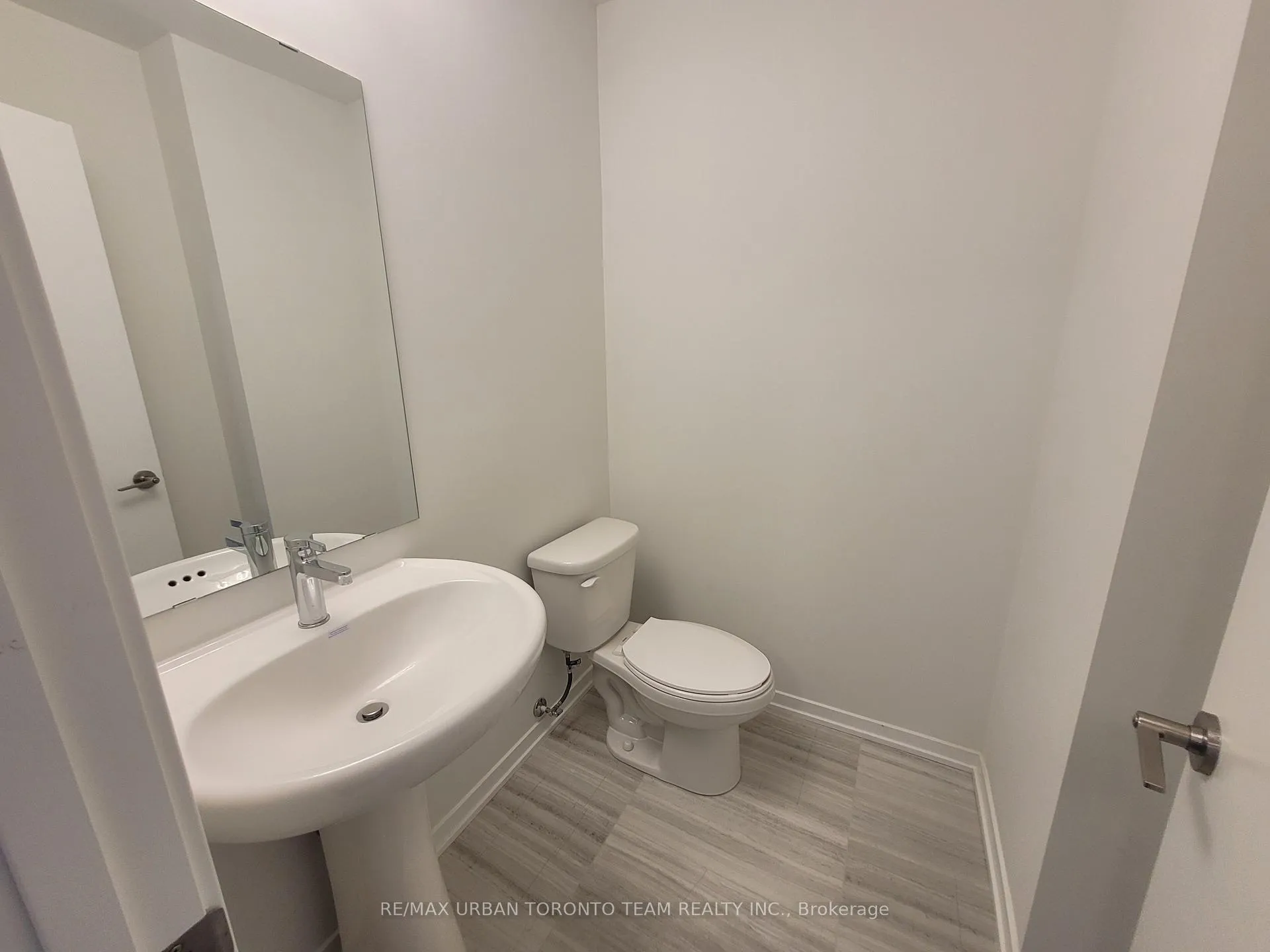 Photo 5 of Unit 217, 131 Honeycrisp Crescent, Vaughan, Vaughan Corporate Centre — HOMEH