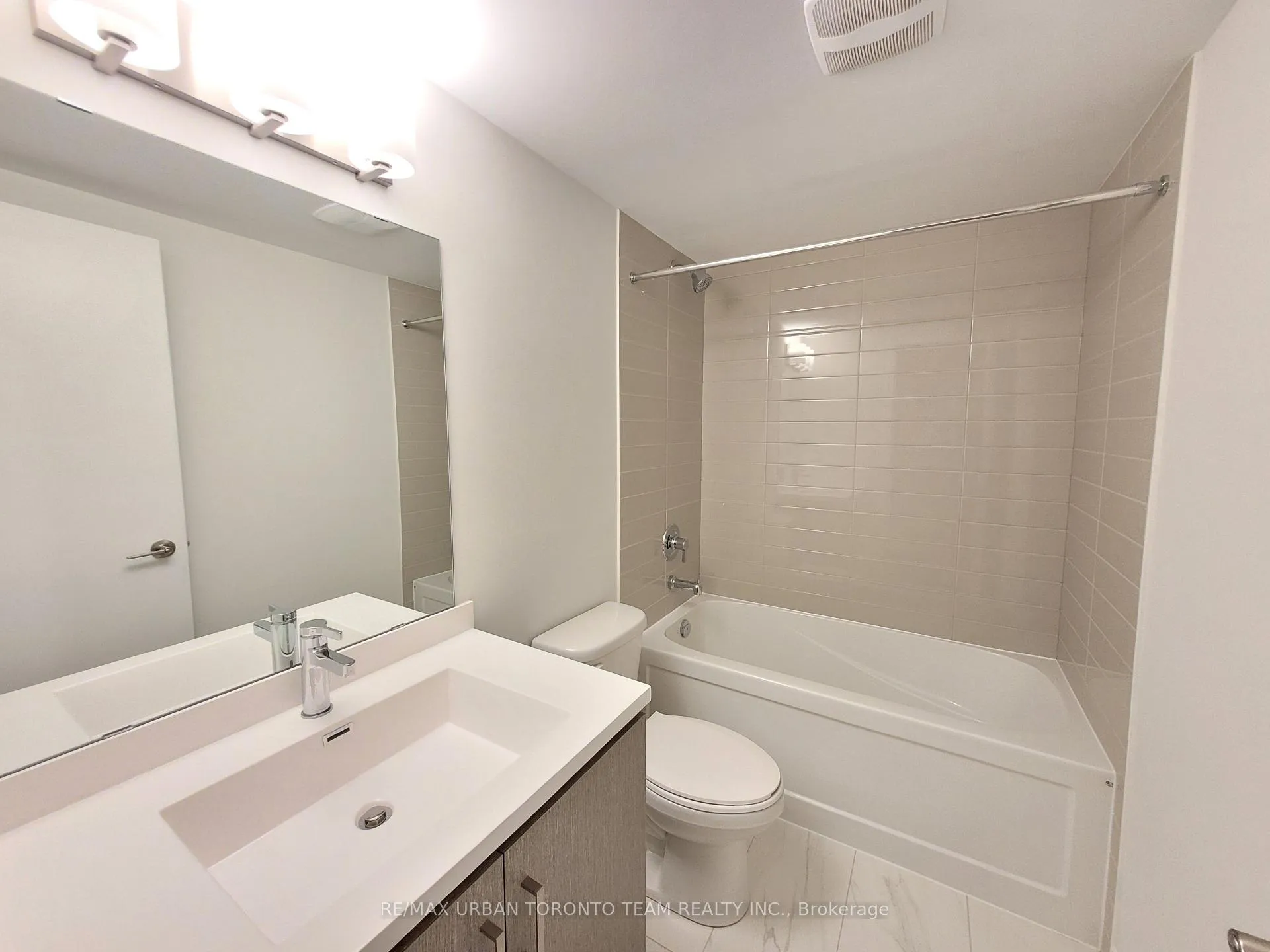 Photo 13 of Unit 217, 131 Honeycrisp Crescent, Vaughan, Vaughan Corporate Centre — HOMEH