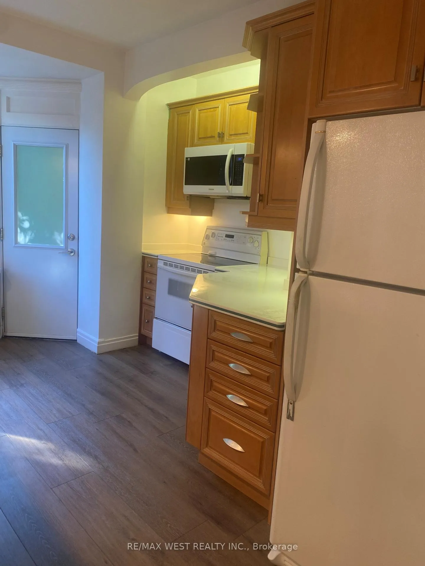 Photo 6 of Unit 2nd Flr, 7 Otter Crescent, Toronto, Bedford Park-Nortown — HOMEH