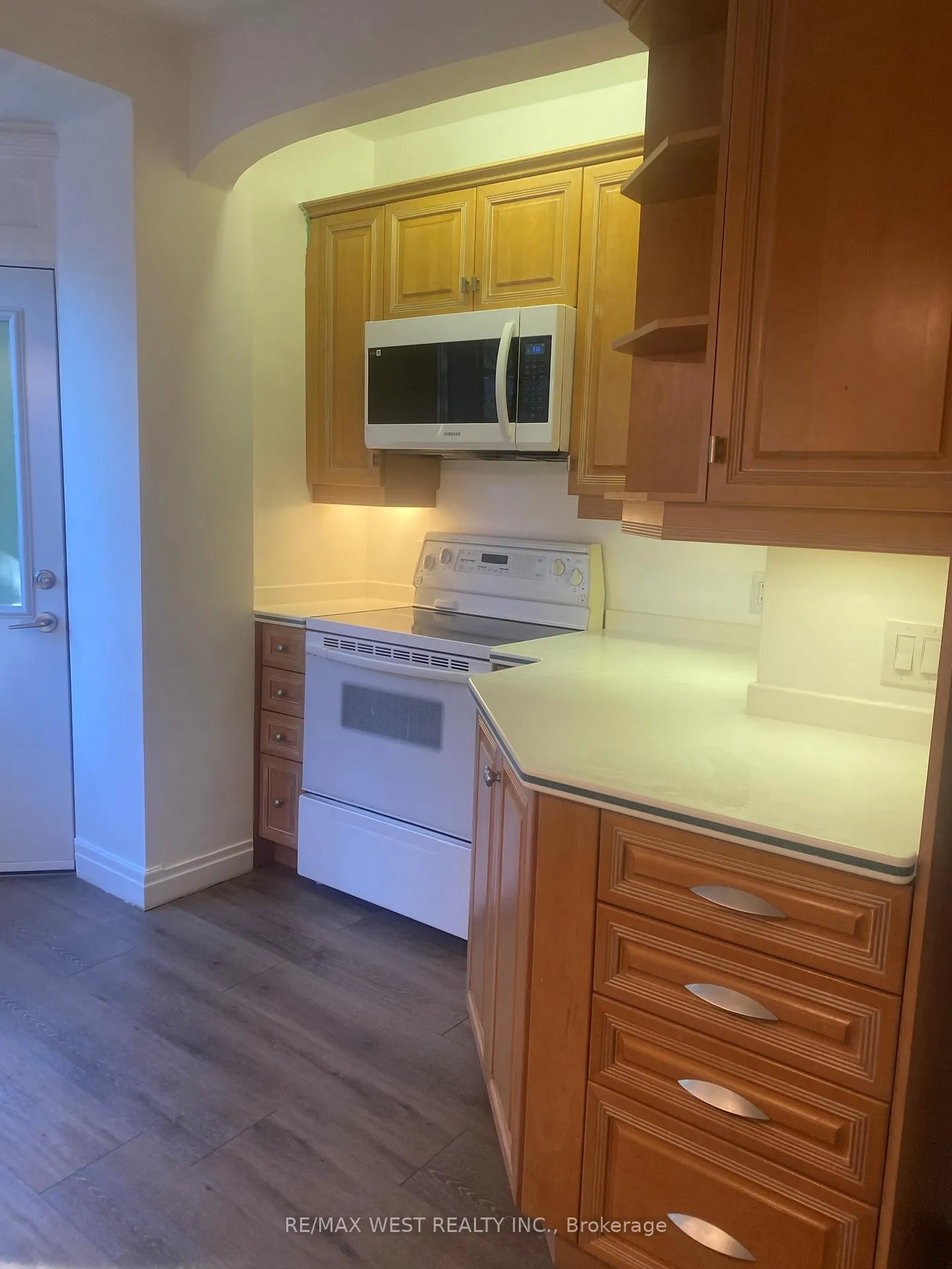 Photo 7 of Unit 2nd Flr, 7 Otter Crescent, Toronto, Bedford Park-Nortown — HOMEH