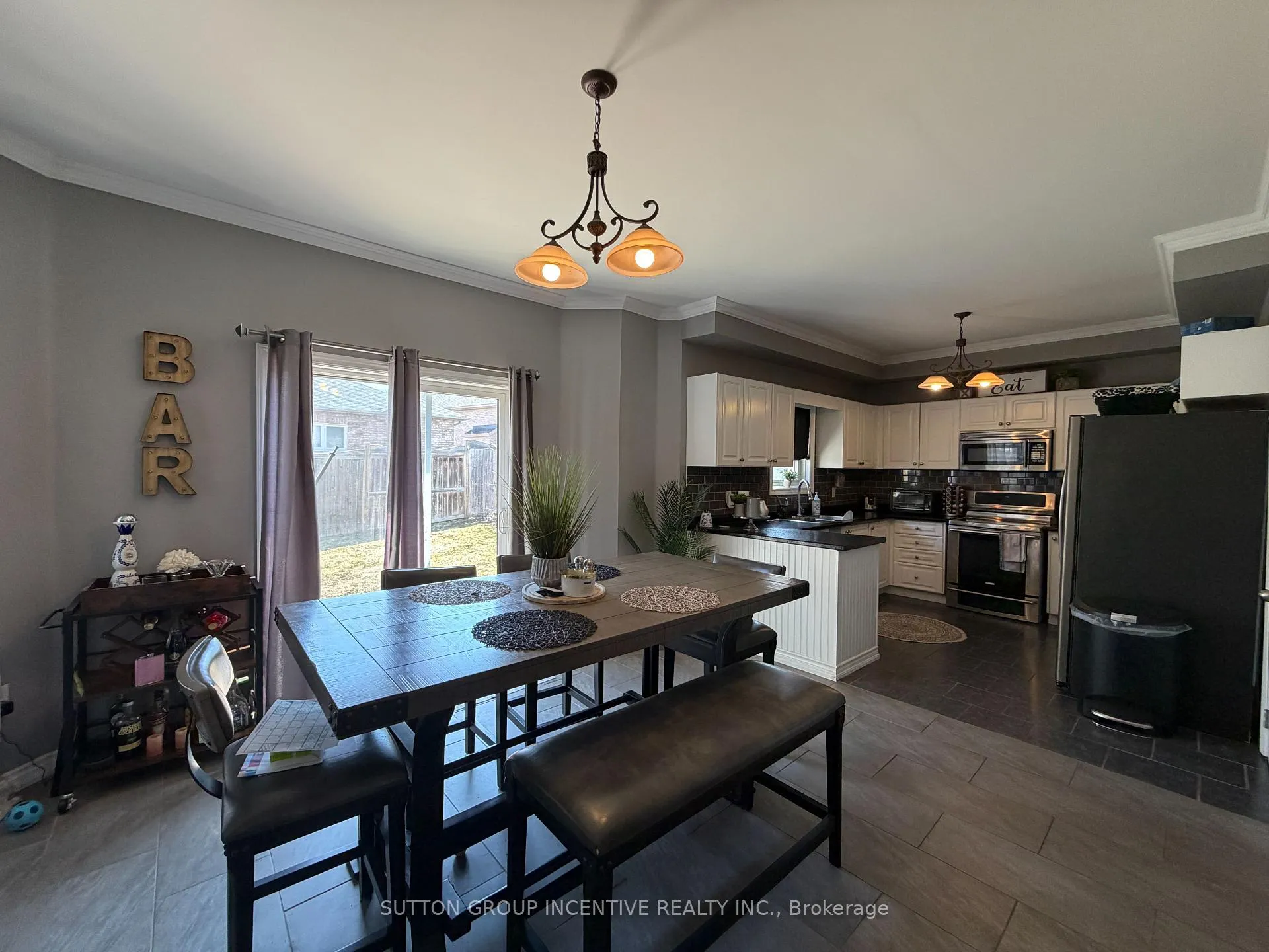 Photo 6 of 422 Mapleton Avenue, Barrie, Ardagh — HOMEH