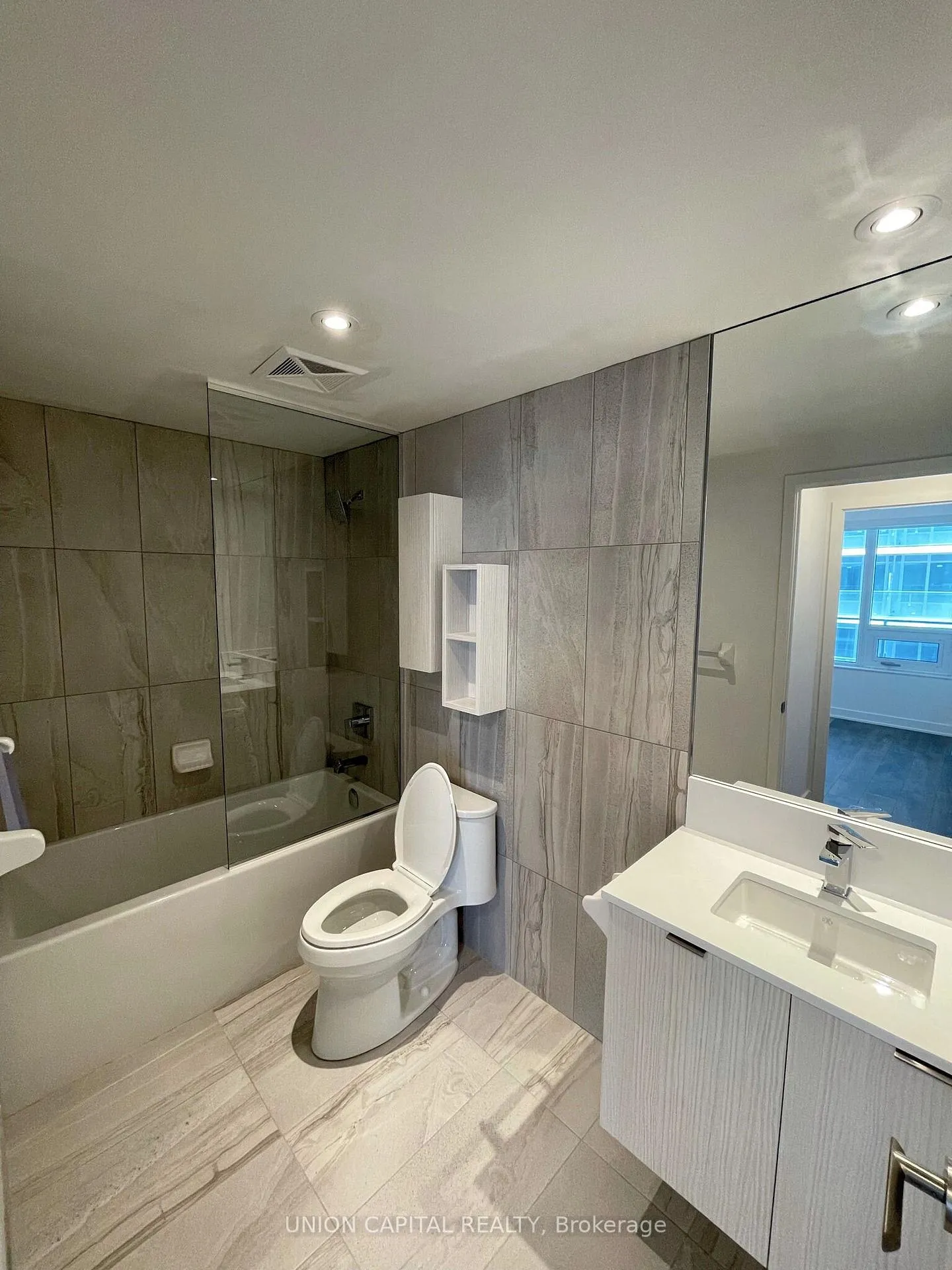 Photo 7 of Unit 2506, 99 Broadway Avenue, Toronto, Mount Pleasant West — HOMEH