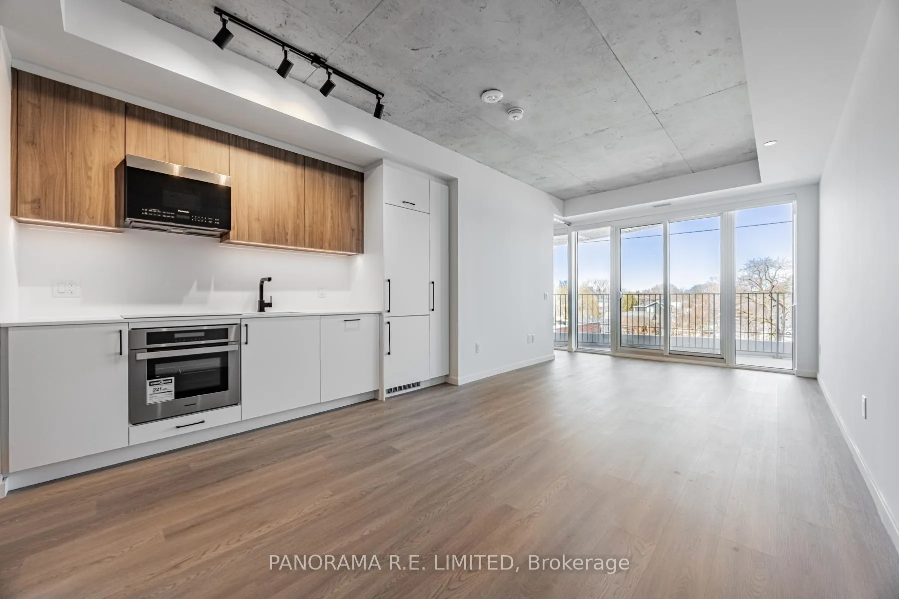 Front of Unit 415, 689 The Queensway