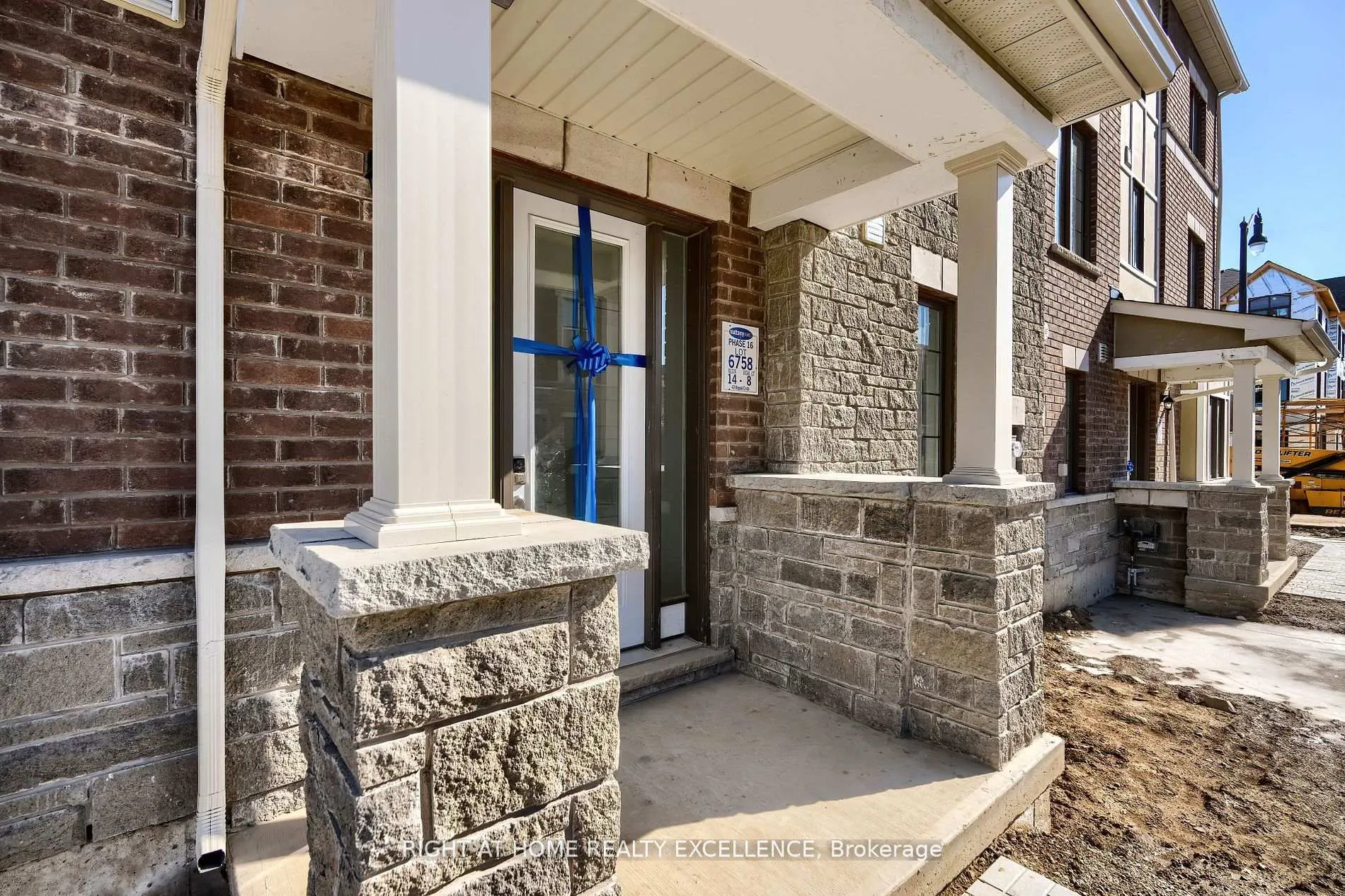 Photo 4 of 43 Keppel Circle, Brampton, Northwest Brampton — HOMEH