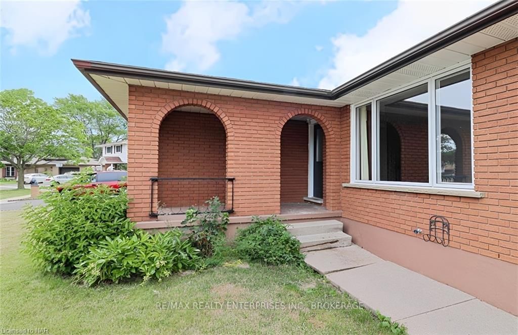 Photo 2 of 140 WESTWOOD Cres, Welland, Prince Charles — HOMEH