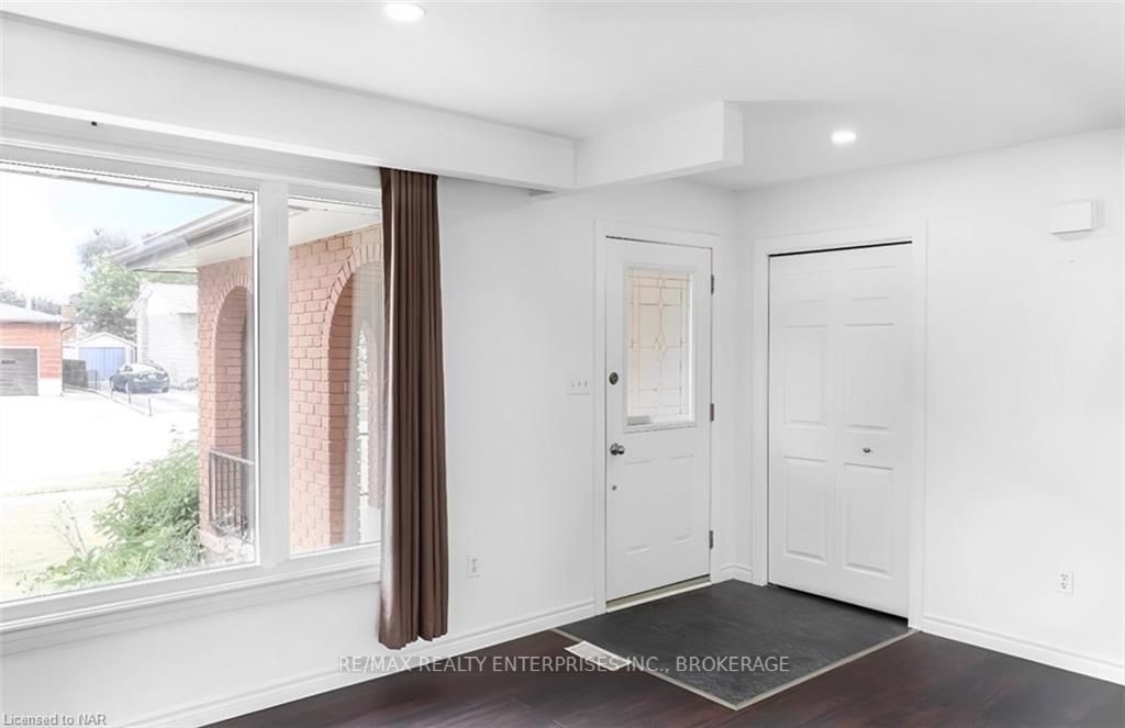 Photo 3 of 140 WESTWOOD Cres, Welland, Prince Charles — HOMEH