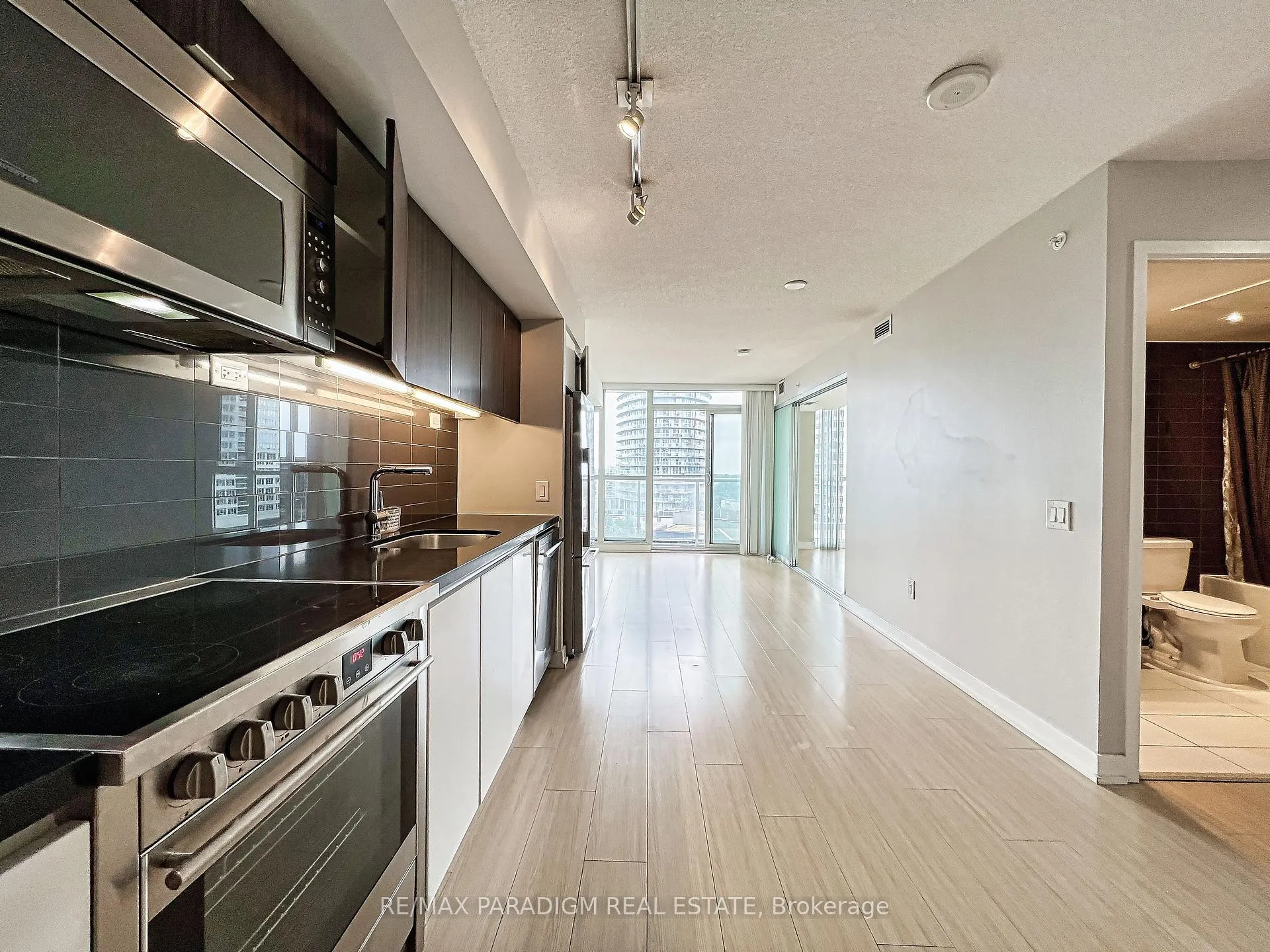 Photo 5 of Unit 1003, 85 Queens Wharf Road, Toronto, Waterfront Communities — HOMEH
