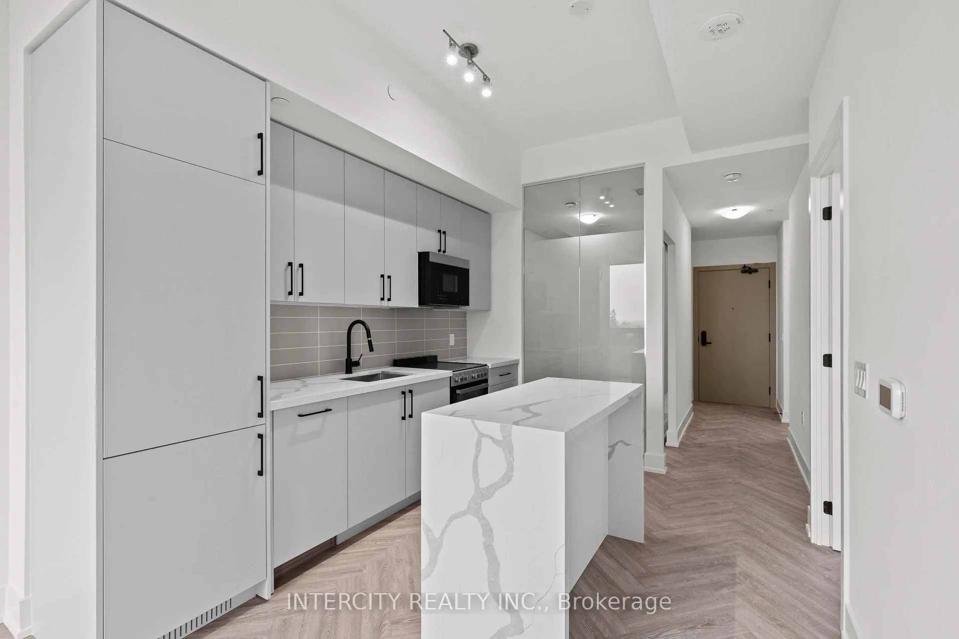 Photo 7 of Unit 520, 2075 King Road, King, King City — HOMEH