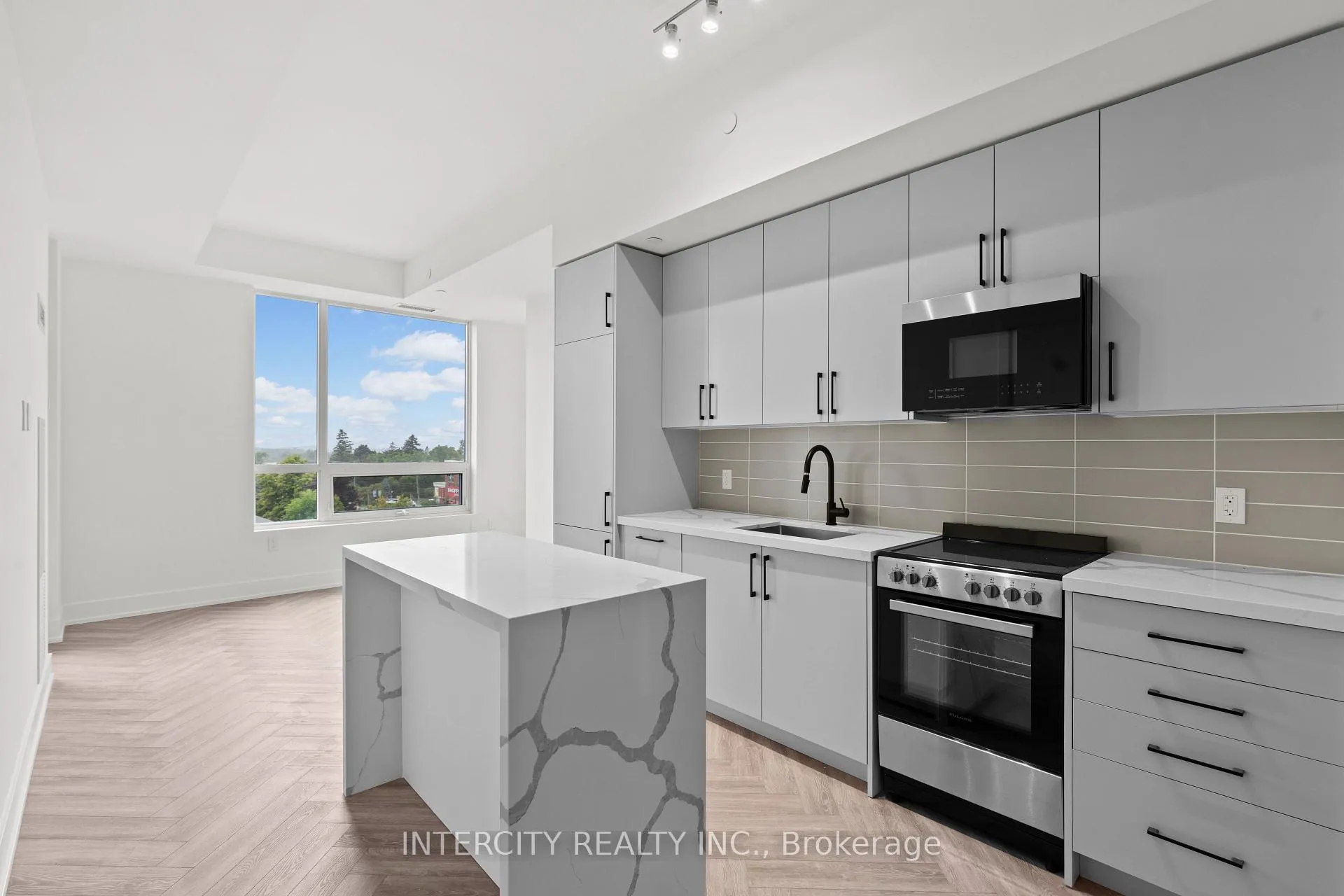 Photo 8 of Unit 520, 2075 King Road, King, King City — HOMEH