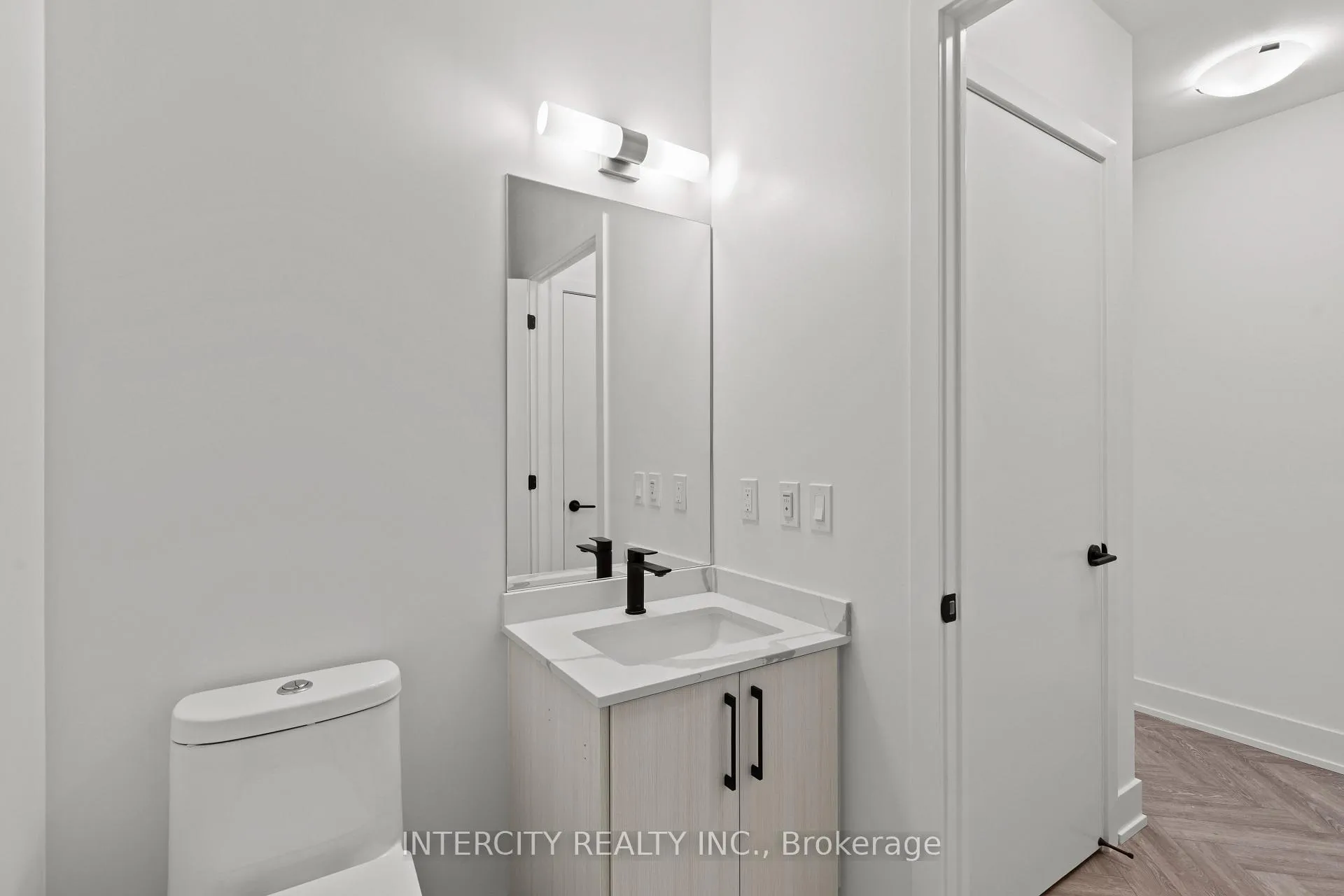 Photo 9 of Unit 520, 2075 King Road, King, King City — HOMEH