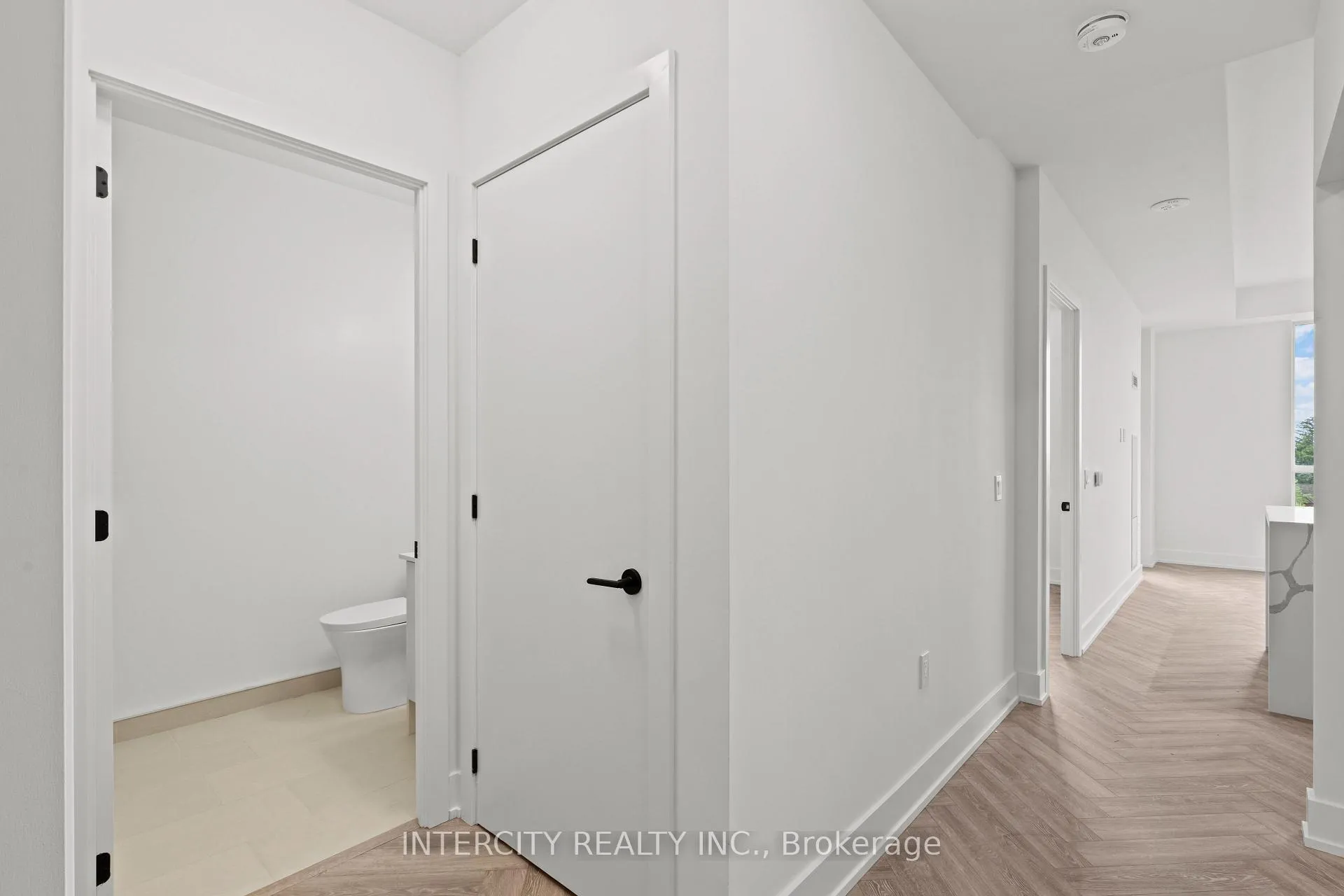 Photo 11 of Unit 520, 2075 King Road, King, King City — HOMEH