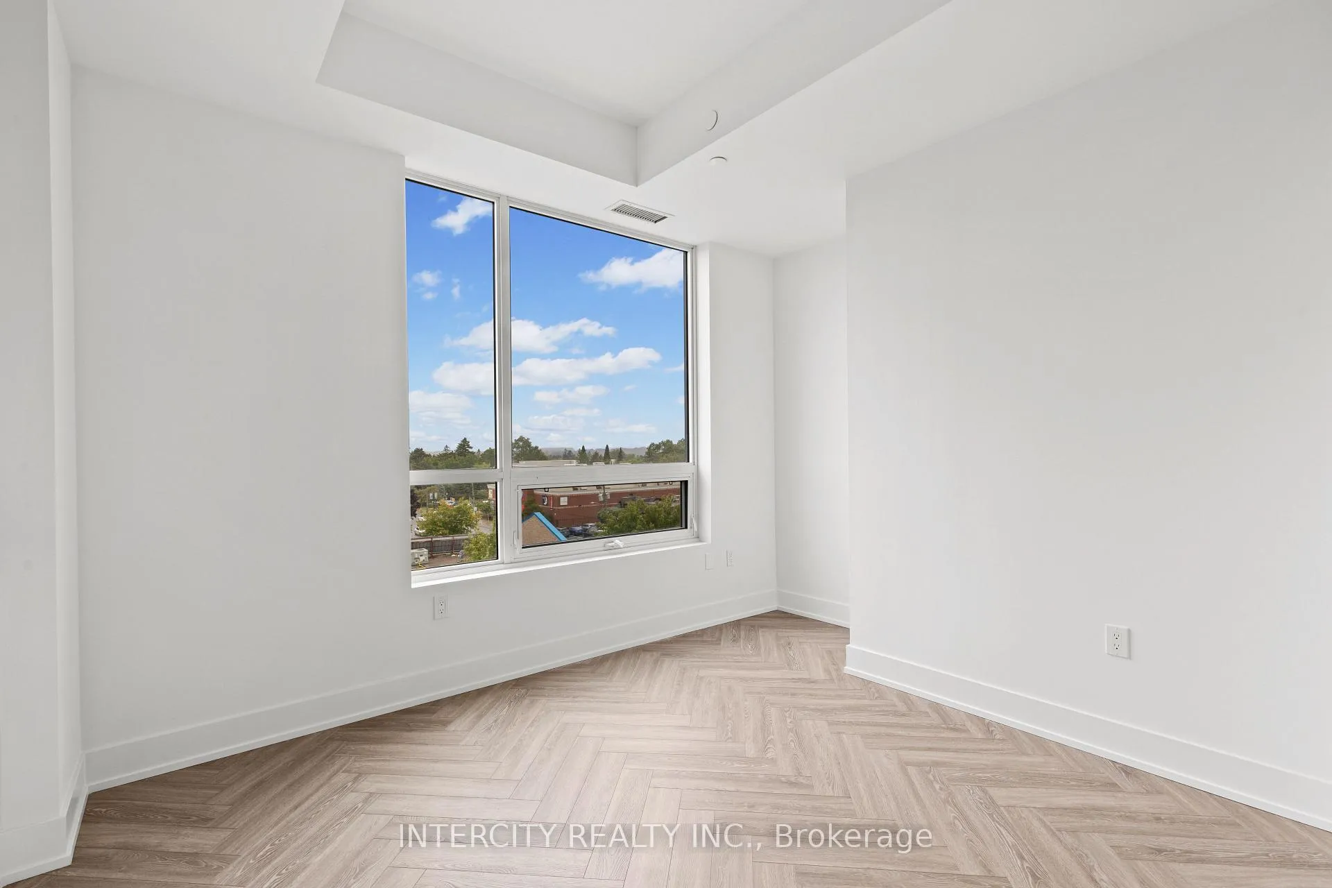 Photo 12 of Unit 520, 2075 King Road, King, King City — HOMEH
