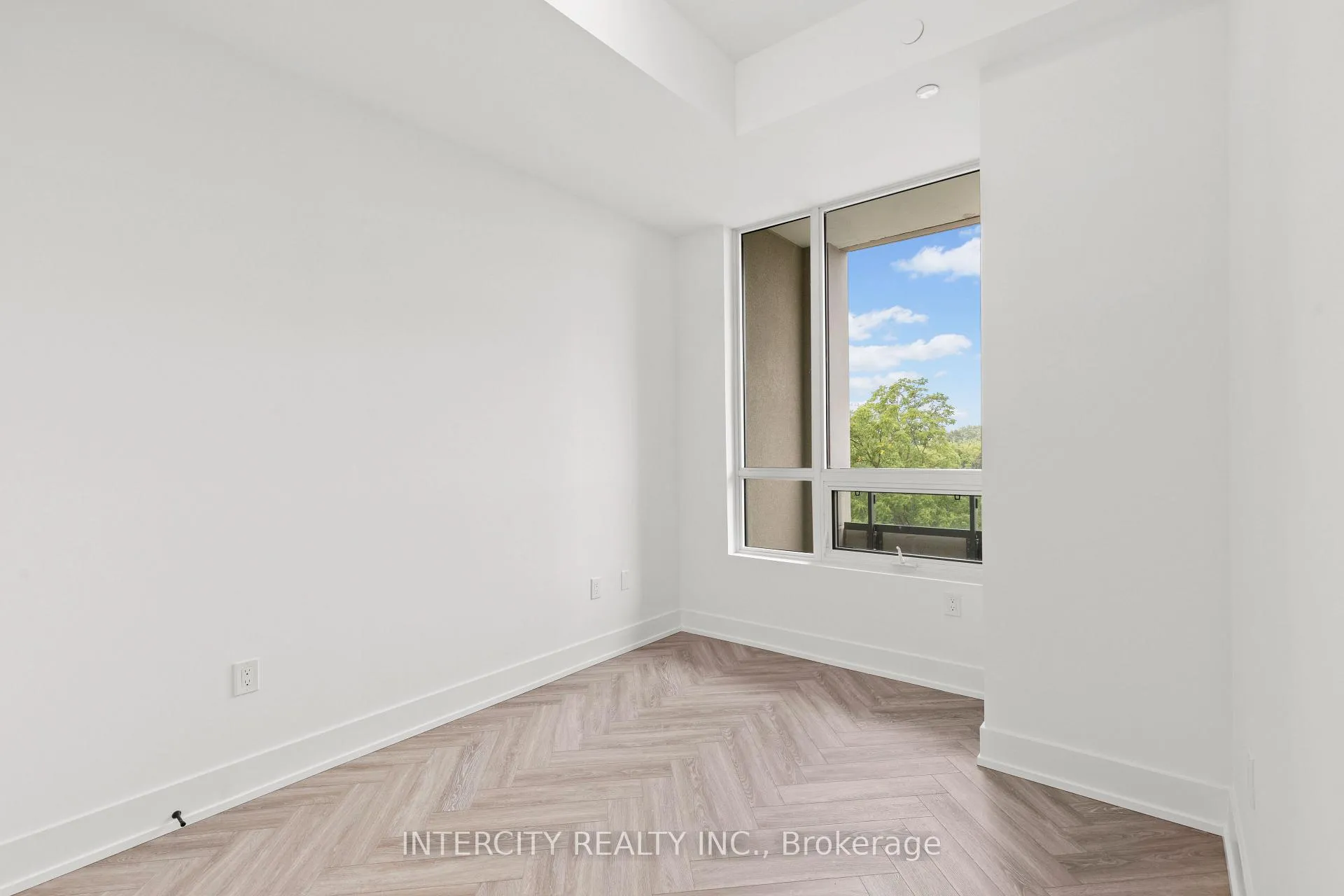 Photo 14 of Unit 520, 2075 King Road, King, King City — HOMEH