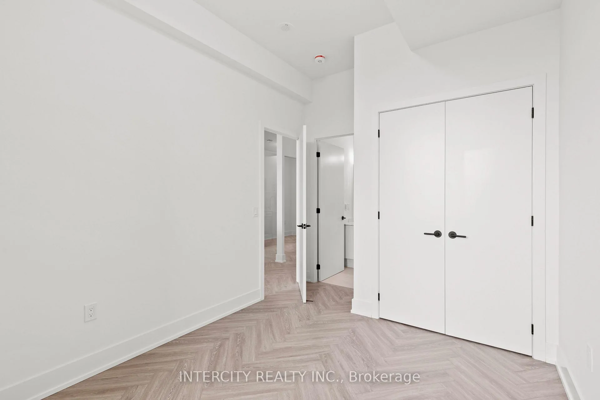 Photo 15 of Unit 520, 2075 King Road, King, King City — HOMEH