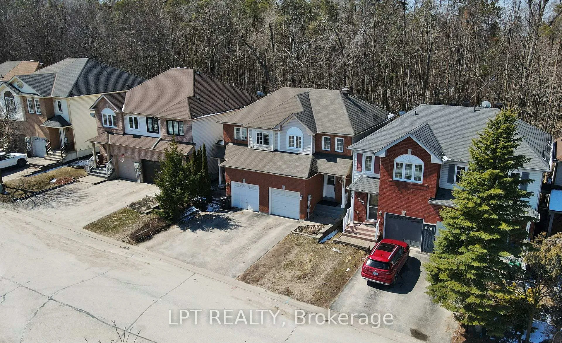 Photo 3 of 244 Ferndale Drive S, Barrie, Ardagh — HOMEH