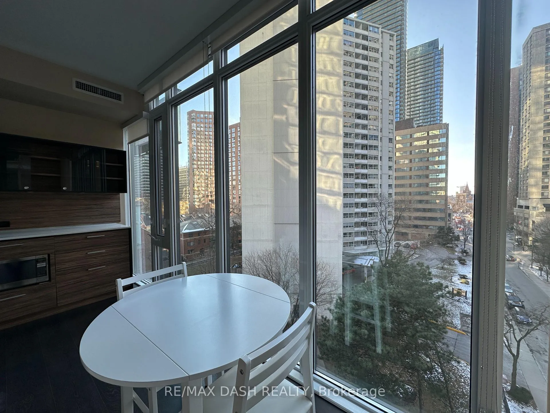 Photo 3 of Unit 607, 75 St Nicholas Street, Toronto, Bay Street Corridor — HOMEH